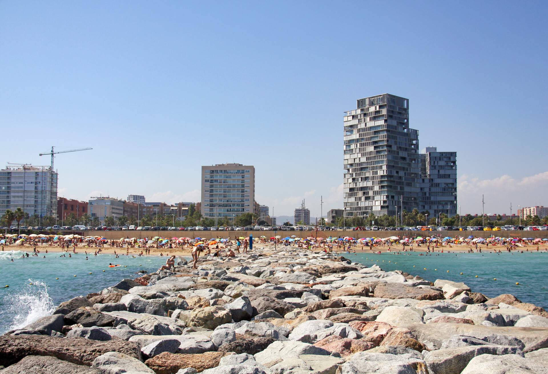 DEST_SPAIN_BARCELONA_PLATJA DE LLEVANT BEACH_GettyImages-544393950