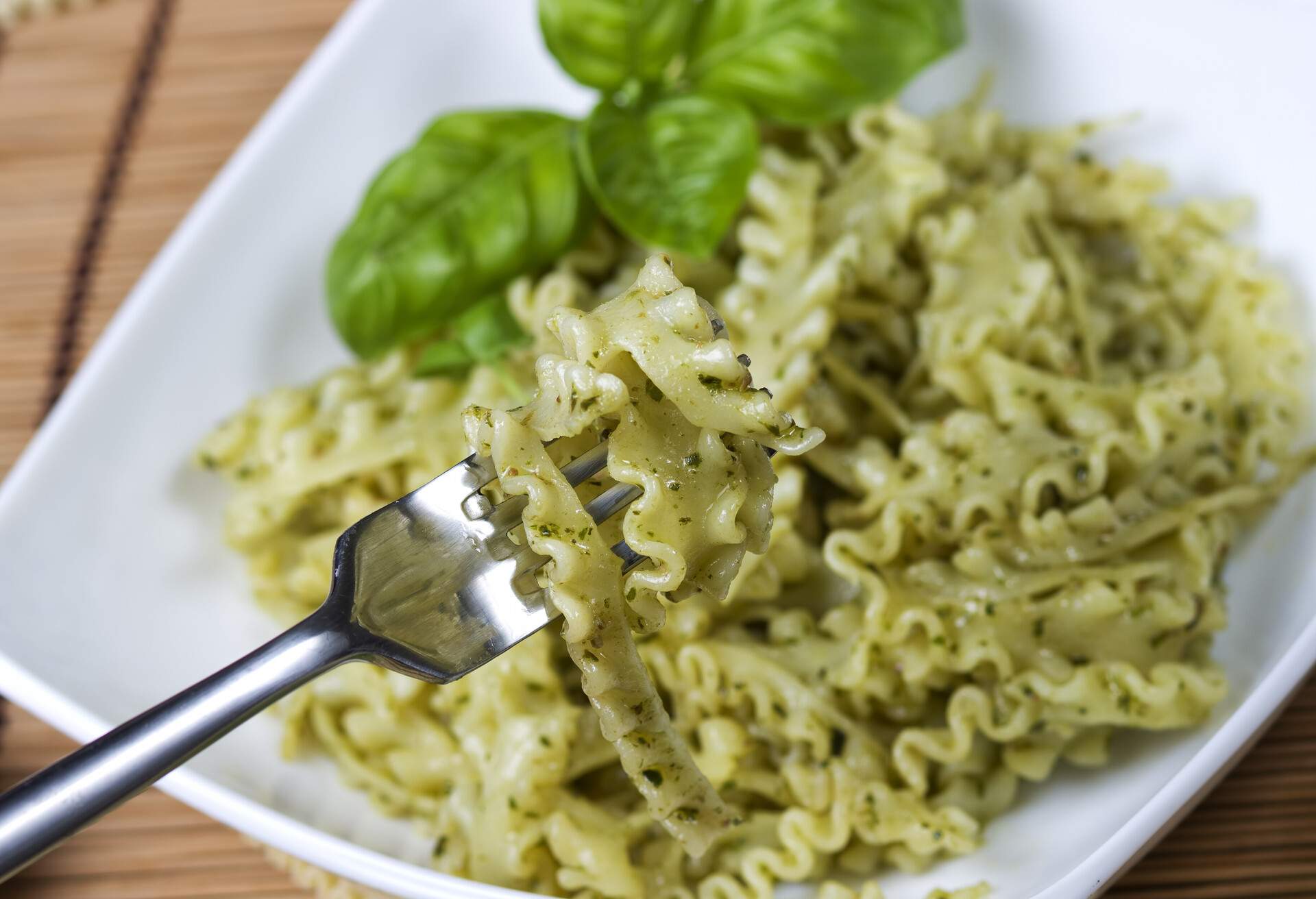 THEME_FOOD_ITALIAN_PASTA_AL_PESTO_GettyImages-178518769