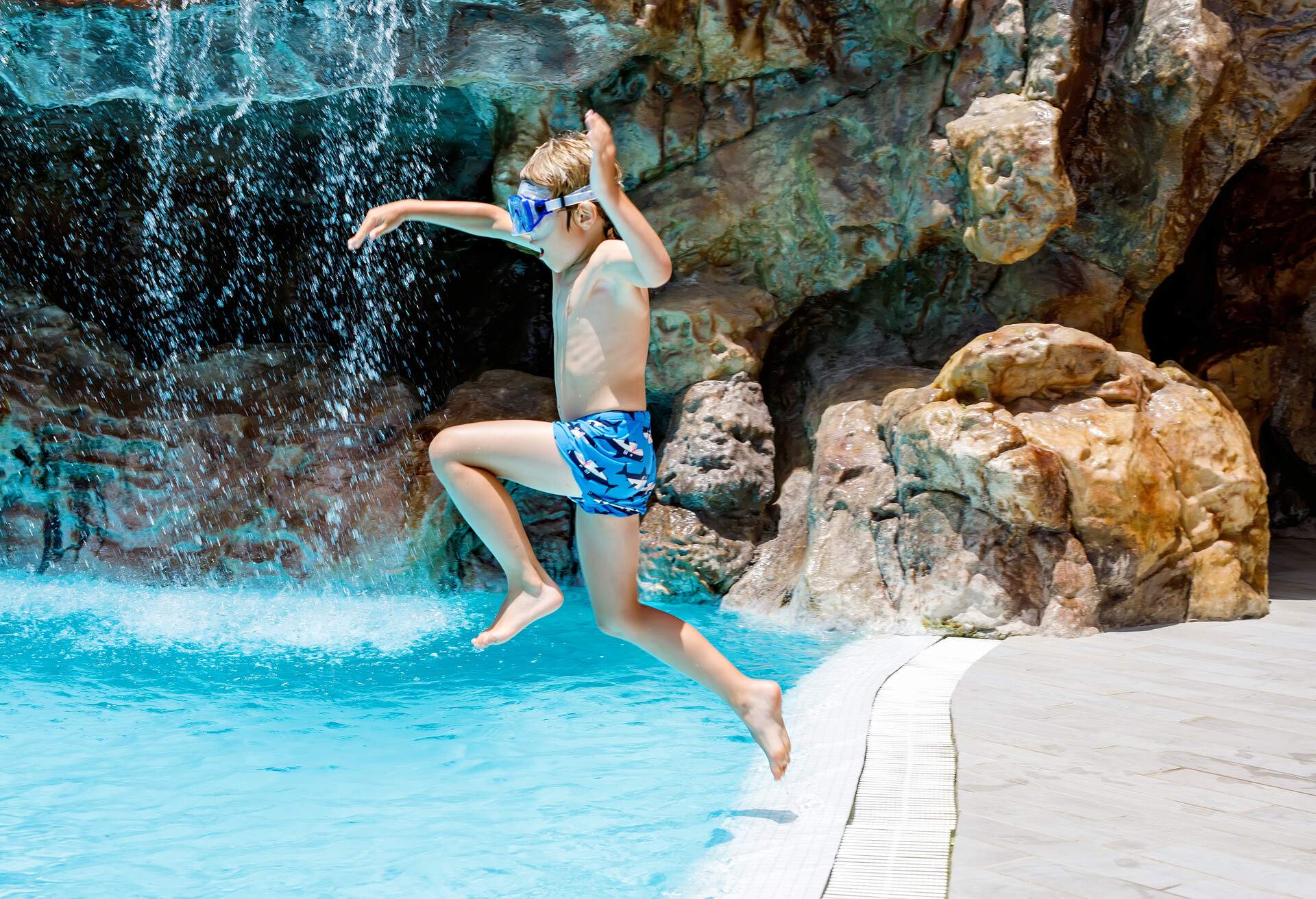 THEME_PEOPLE_CHILD_POOL_WATERPARK_SWIM-GettyImages-1007695454