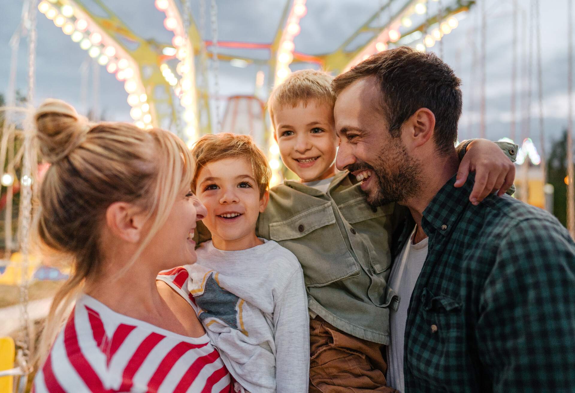 THEME_PEOPLE_FAMILY_CHILDREN_AMUSEMENT-PARK-GettyImages-1346019586