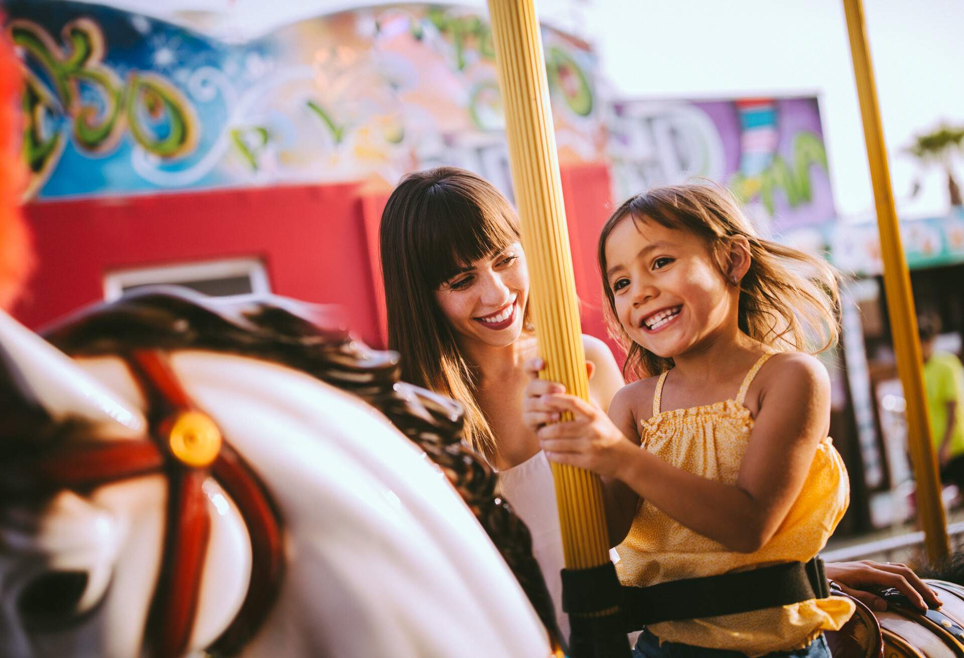 THEME_PEOPLE_FAMILY_CHILDREN_CAROUSEL_AMUSEMENT-PARK-GettyImages-950279234-1.jpg