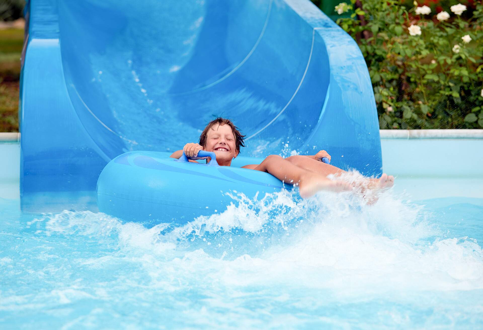 THEME_PEOPLE_WATERSLIDE_WATERPARK_FUN-GettyImages-1359294975