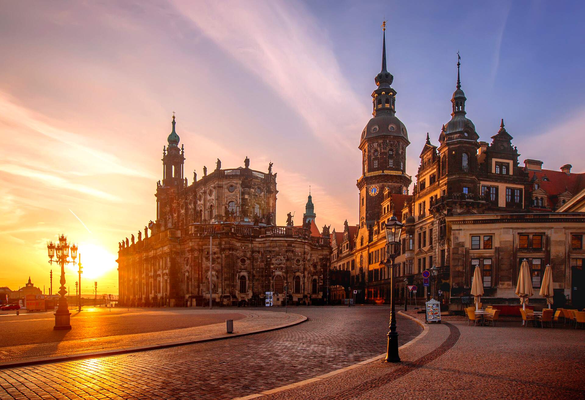 dest_germany_dresden_theaterplatz_gettyimages-612275088_universal_within-usage-period_47105