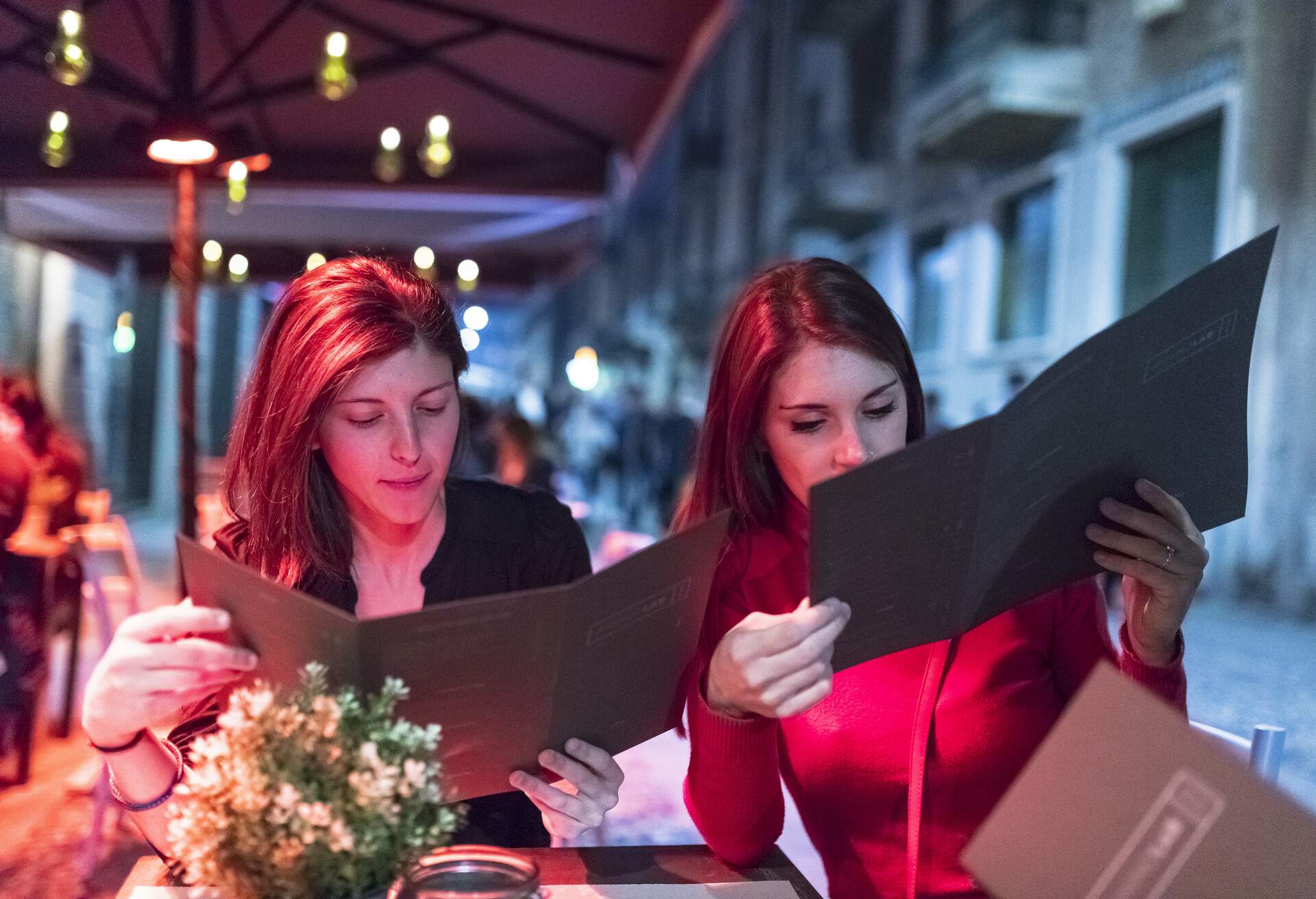 dest_italy_milan_theme_restaurant_people_gettyimages-947188842_universal_within-usage-period_83197