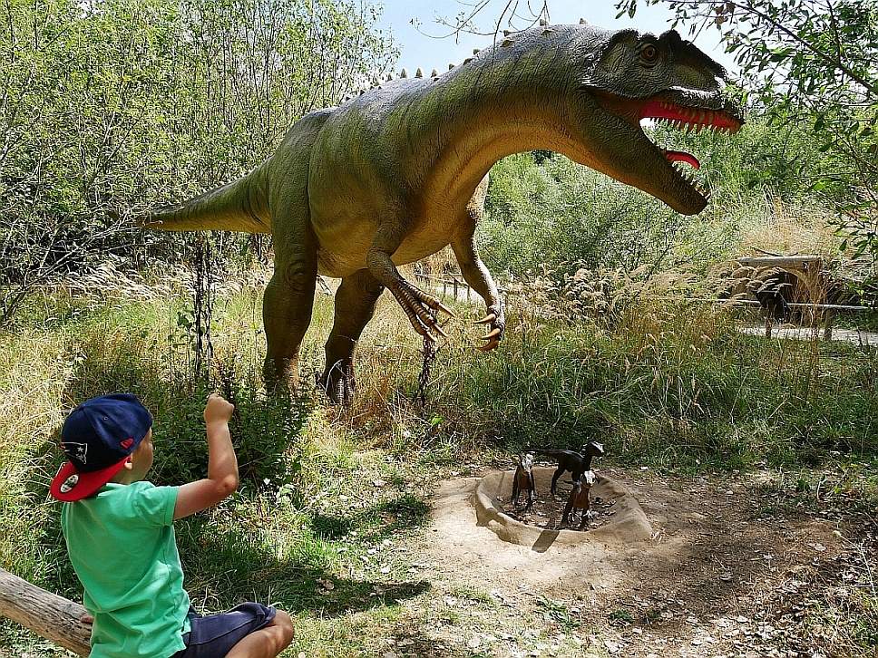 dinosaurierparkteufelsschlucht_allosaurus_mit_kind-web