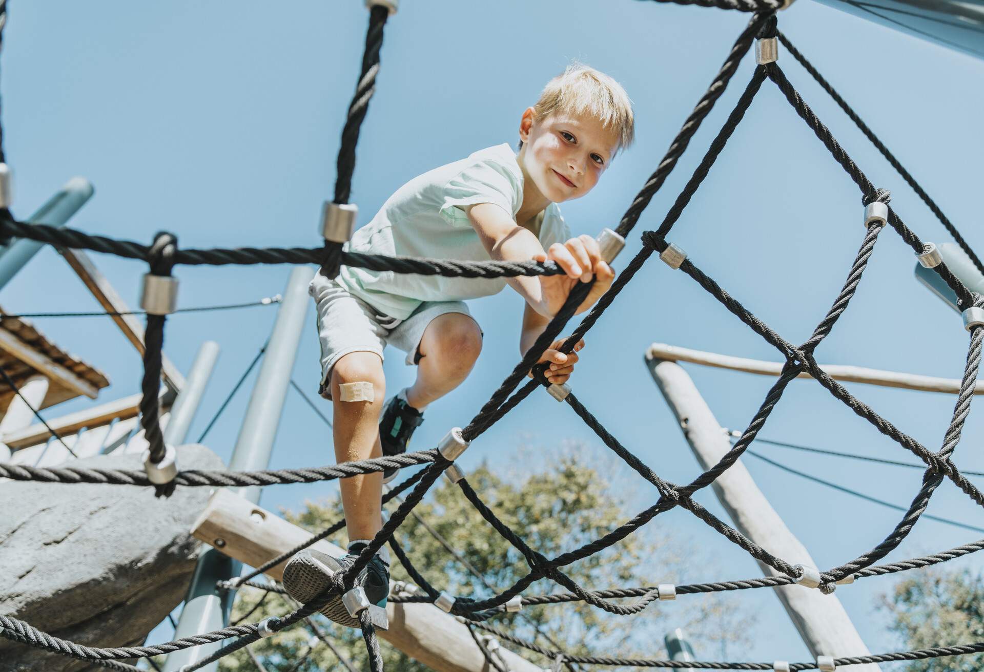 theme_people_child_kid_playground_park_climbing-gettyimages-1284738055_universal_within-usage-period_83348