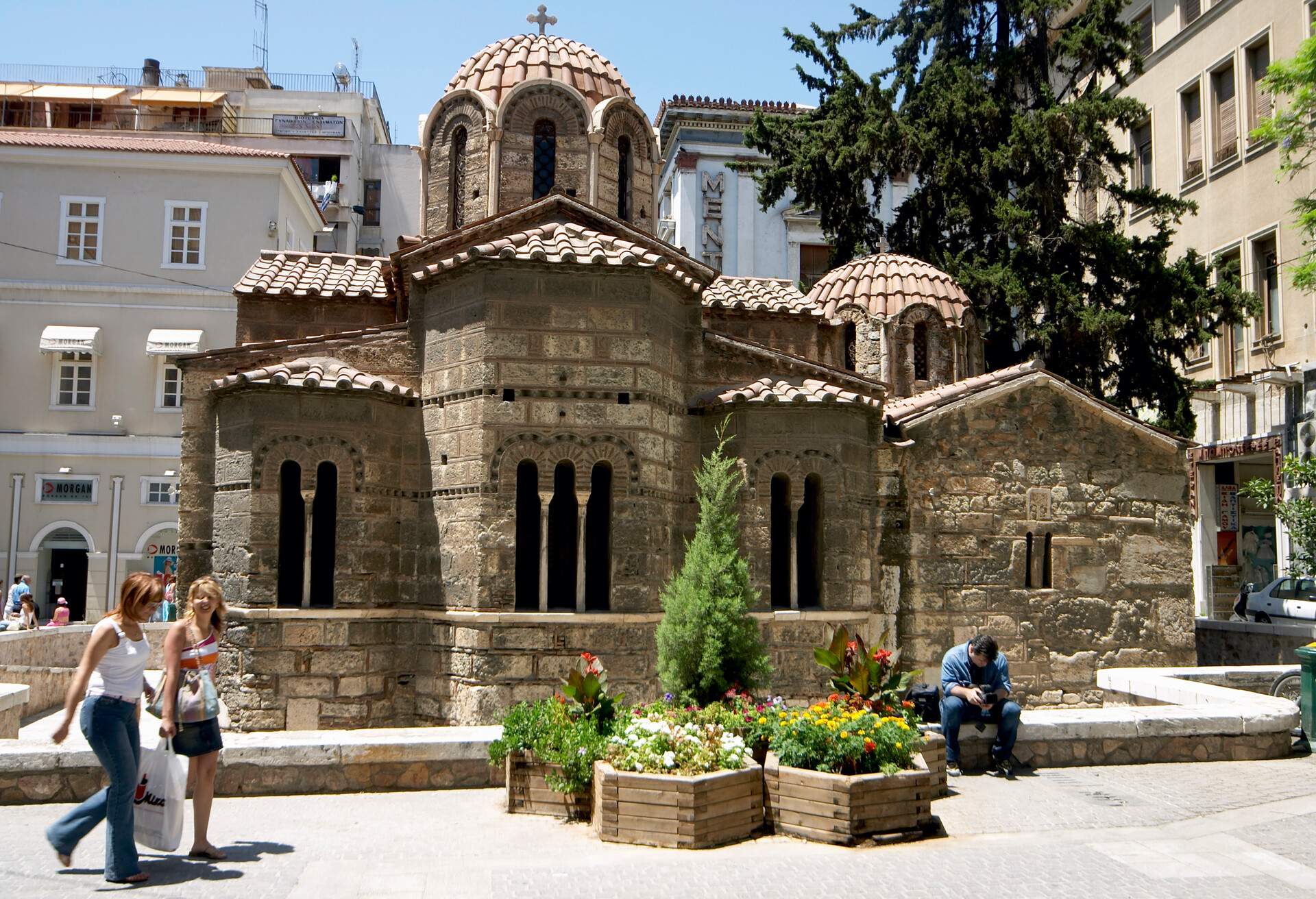 DEST_ATHENS_GREECE_ERMOU-STREET_GettyImages-200506476-001