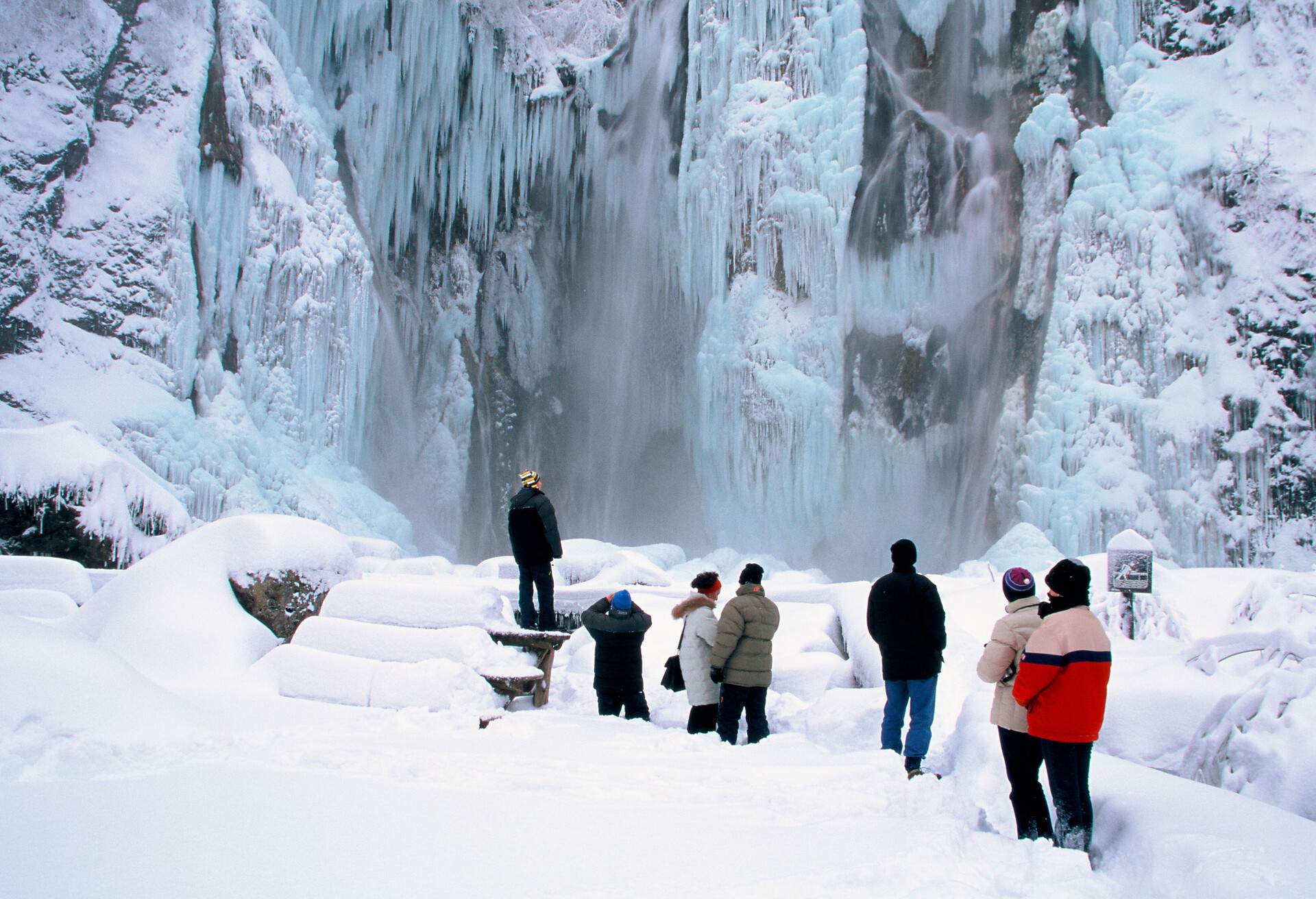 DEST_CROATIA_PLITVICE-NATIONAL-PARK_THEME_WINTER_SNOW_GettyImages-1282432206