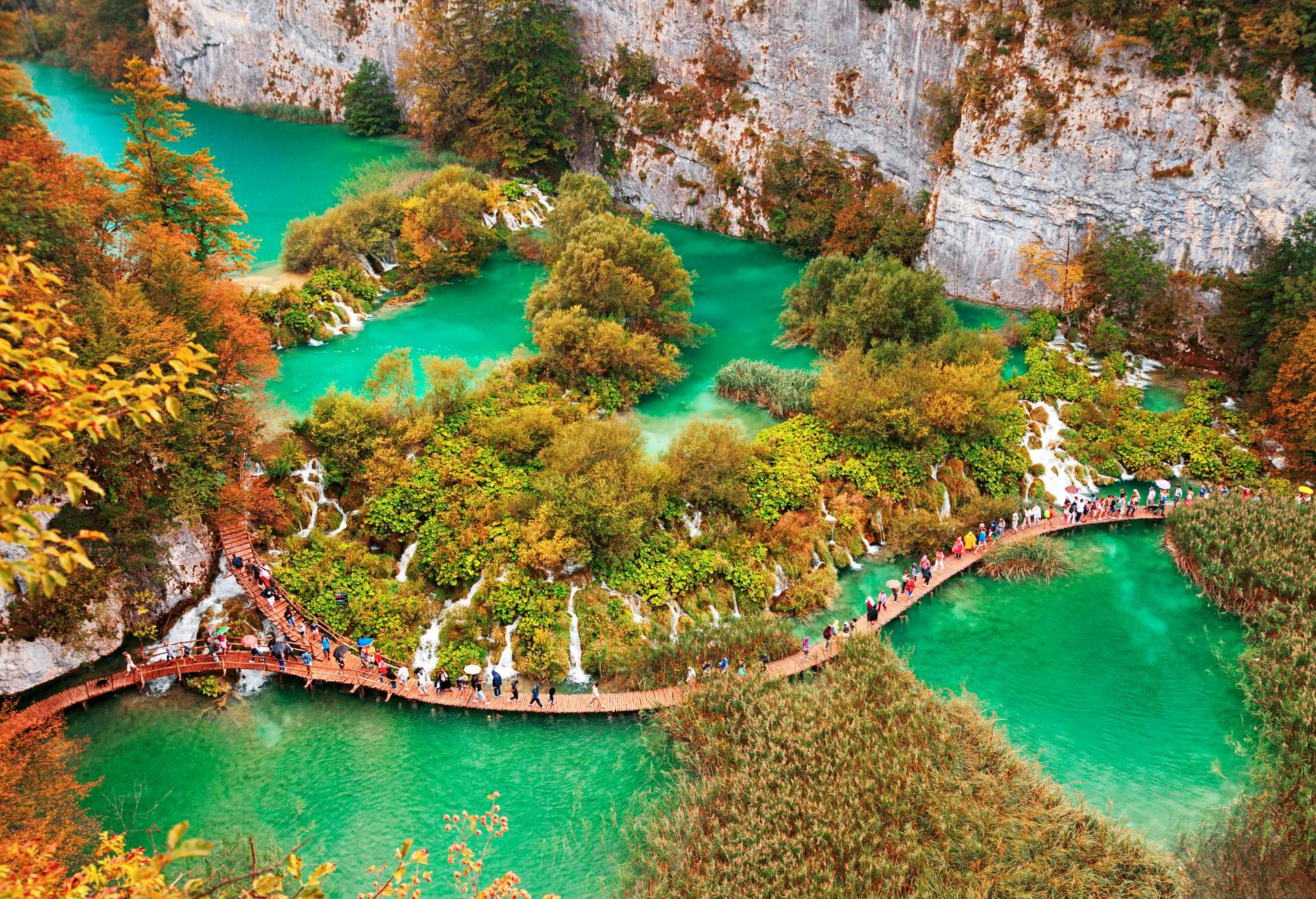 DEST_CROATIA_PLITVICKA-JEZERA_PLITVICE-LAKES-NATIONAL-PARK_GettyImages-606221292