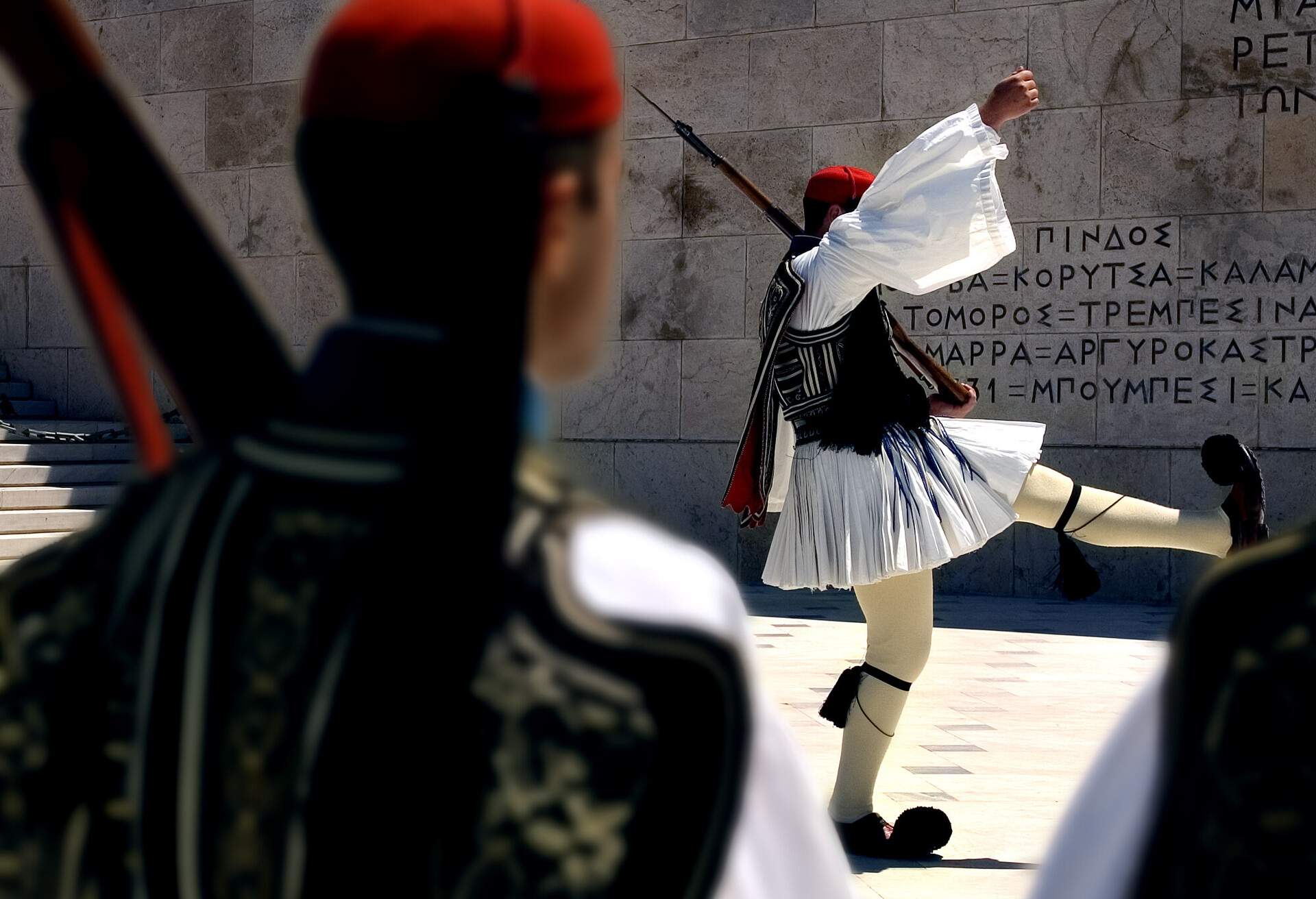 DEST_GREECE_ATHENS_SYNTAGMA-SQUARE_CHANGE-OF-GUARD_GettyImages-125059065