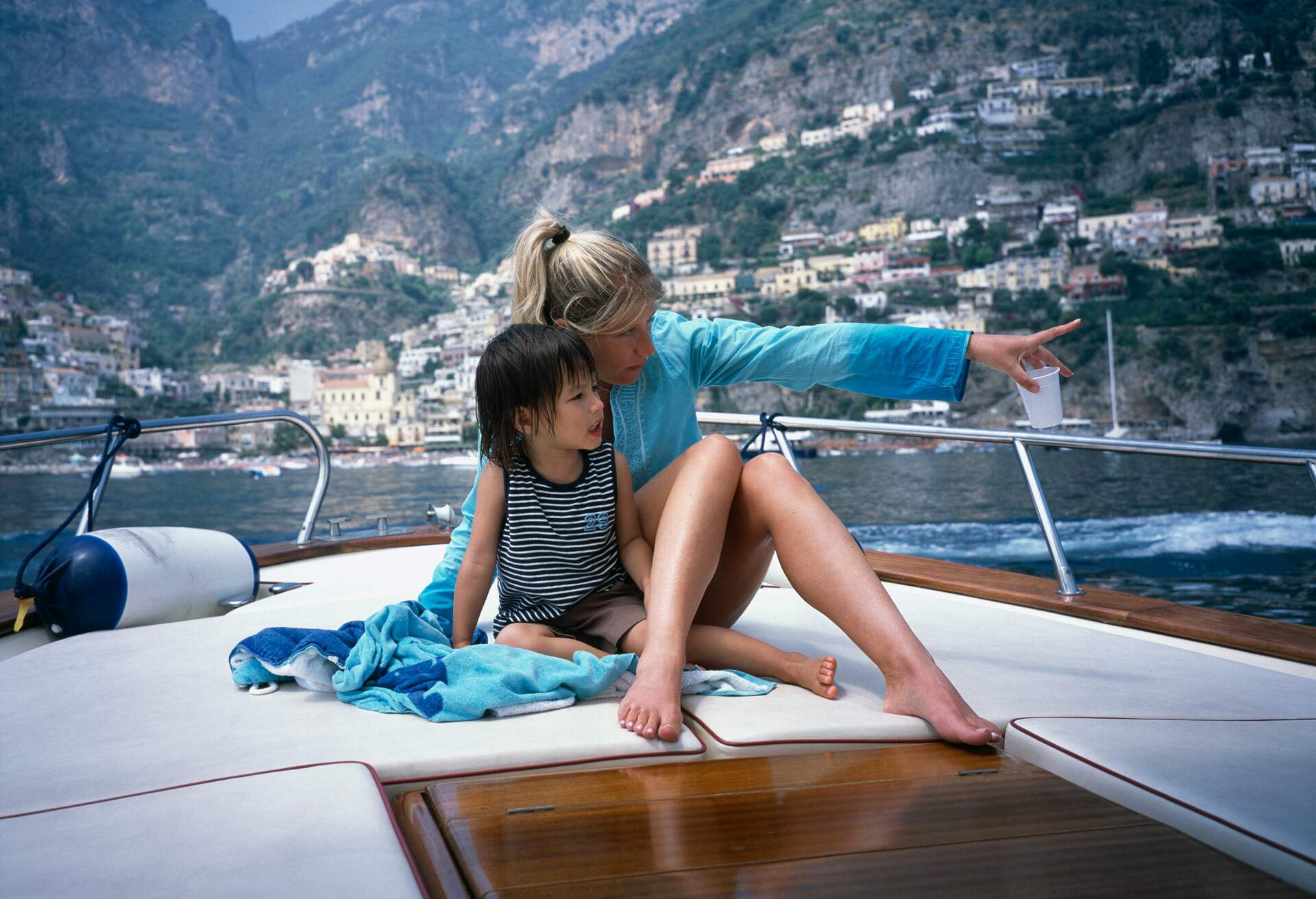DEST_ITALY_AMALFI_COAST_THEME_BOAT_FAMILY_GettyImages-78766791