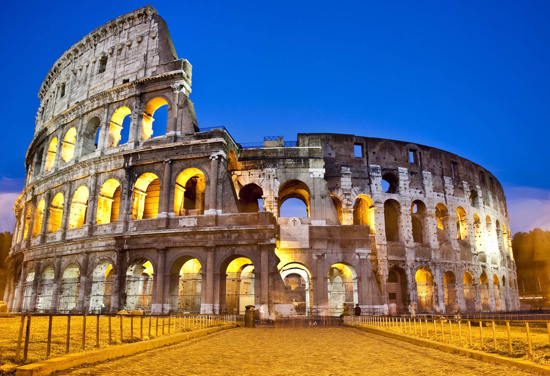 DEST_ITALY_ROME_COLLOSSEUM