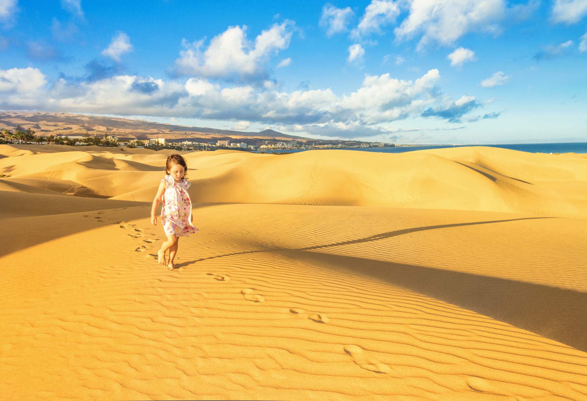 DEST_SPAIN_CANARY-ISLANDS_GRAN-CANARIA_MASPALOMAS_THEME_CHILD_GettyImages-481259183