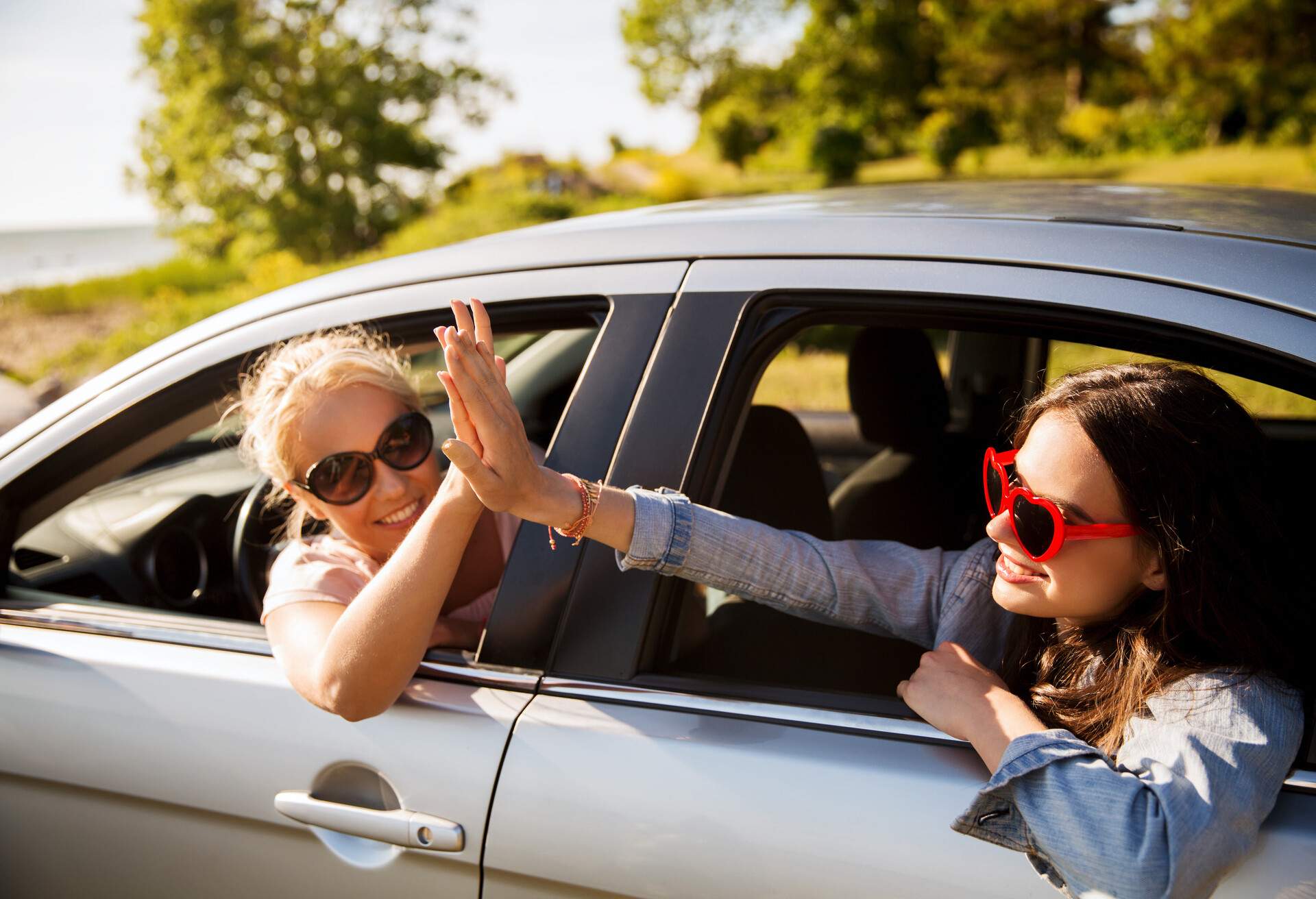 THEME_CAR_FRIENDS_WOMEN_shutterstock