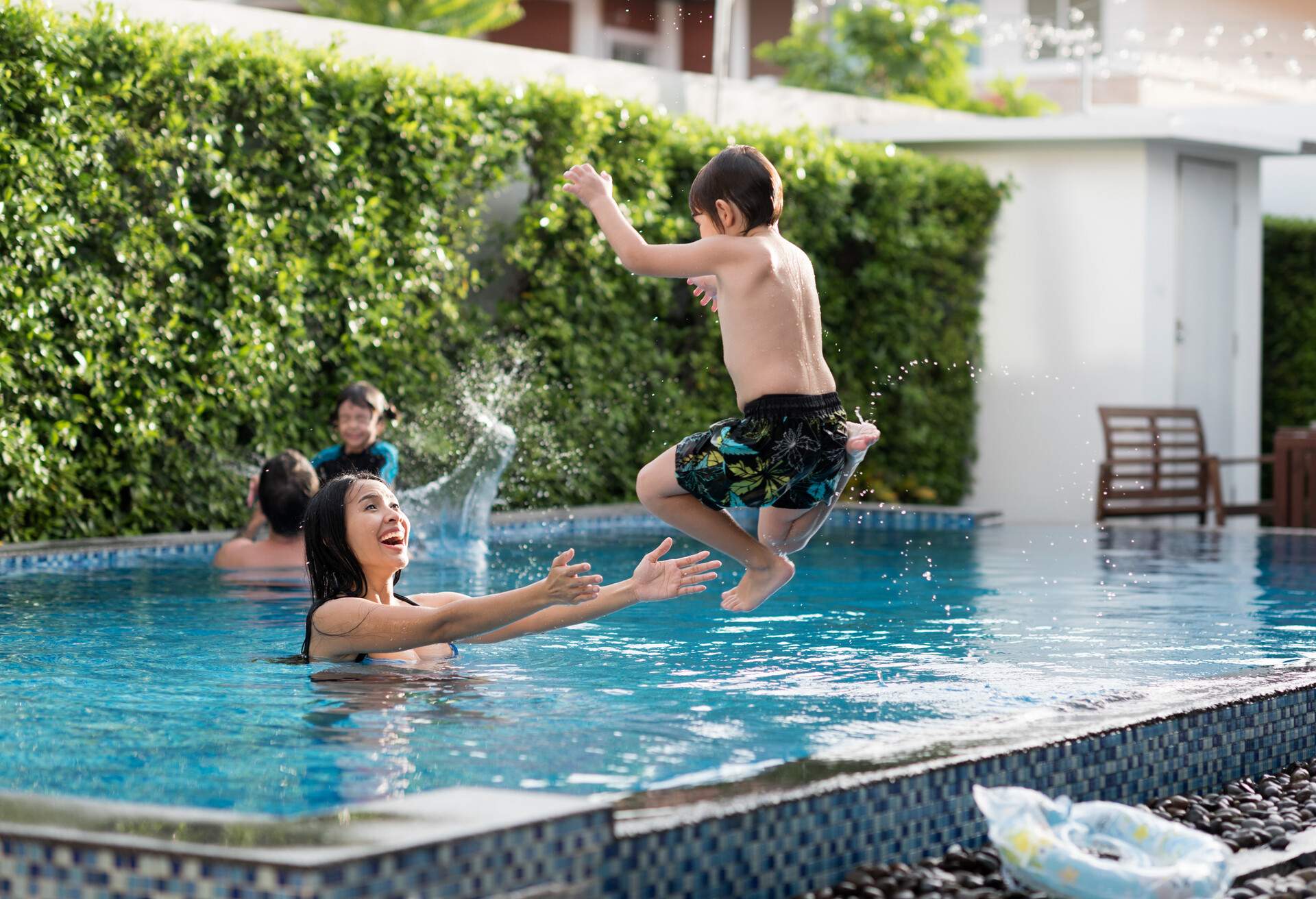 THEME_FAMILY_HOLIDAY_POOL_shutterstock-portfolio_657961363