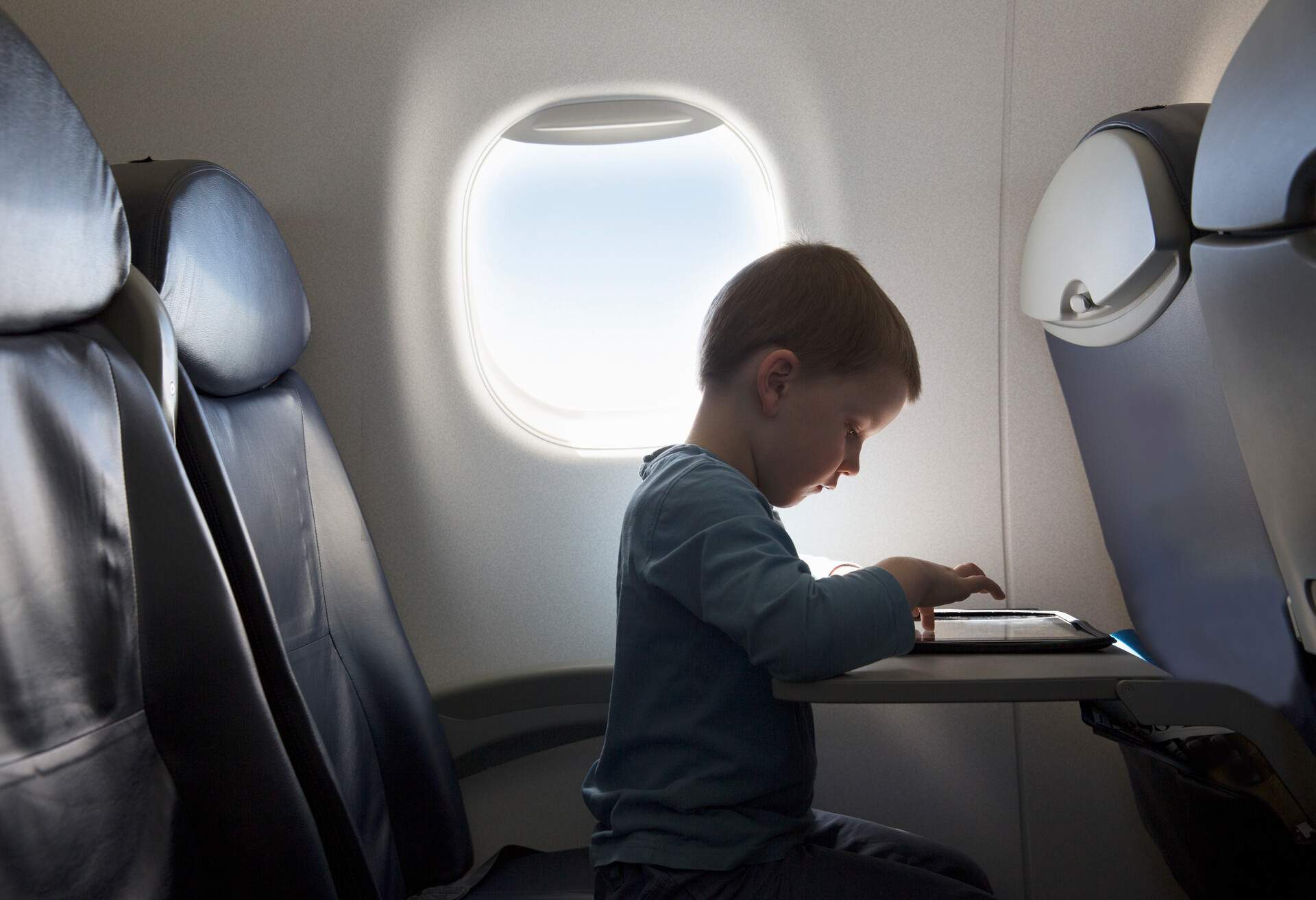 THEME_FLIGHT_DEVICE_PEOPLE_CHILD-ON-TABLET_GettyImages-168199005