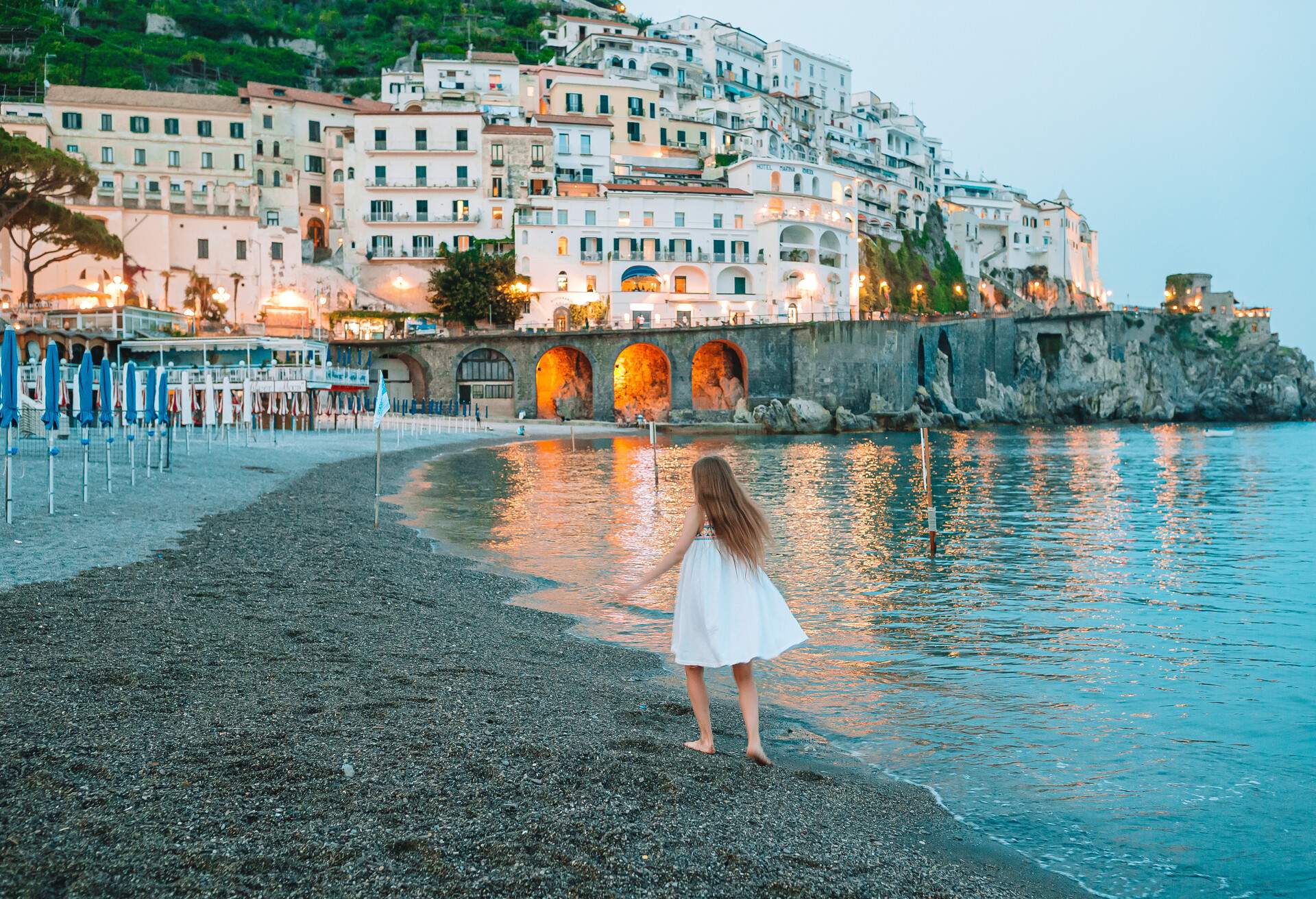 dest_italy_amalfi_coast_theme_beach_family_gettyimages-1219229883_universal_within-usage-period_84949