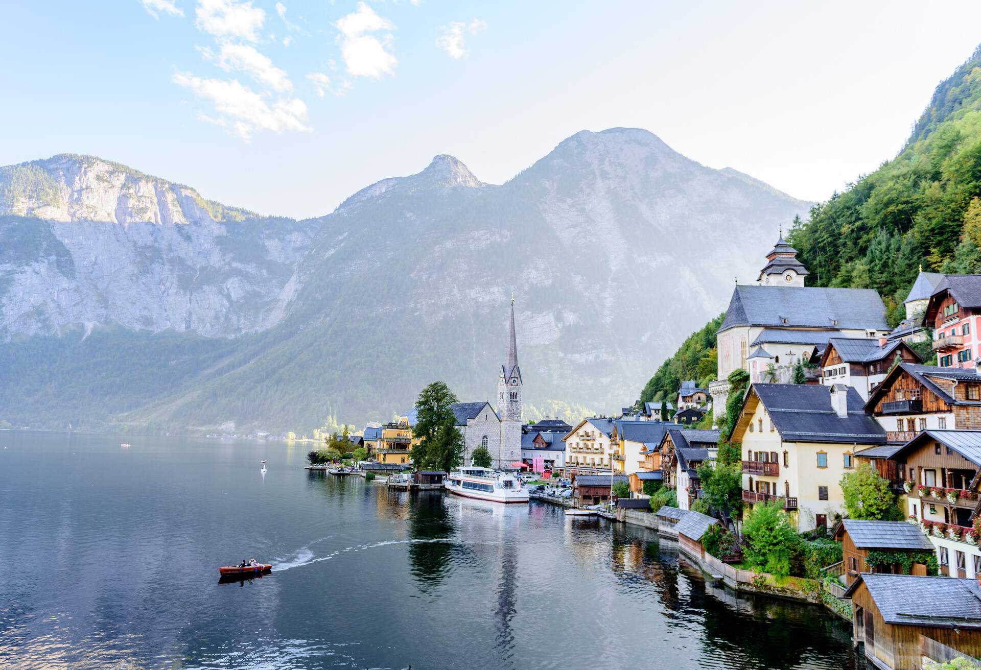 DEST_AUSTRIA_OBEROSTERREICH_HALLSTATT VILLAGE_GettyImages-504092600