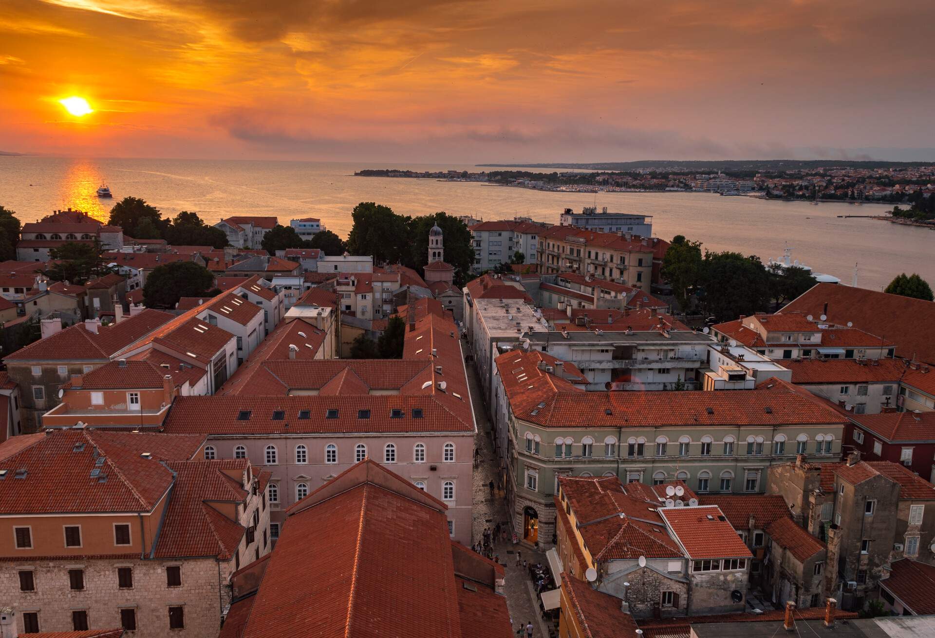The views of Zadar from the bell tower of the cathedral are magnificent, if to this you add the wonderful dusk that takes place in these latitudes the result is spectacular.Zadar is a city monument, surrounded by historical ramparts, a treasury of the archaeological and monumental riches of ancient and medieval times, Renaissance and many contemporary architectural achievements such as the first sea organs in the world.