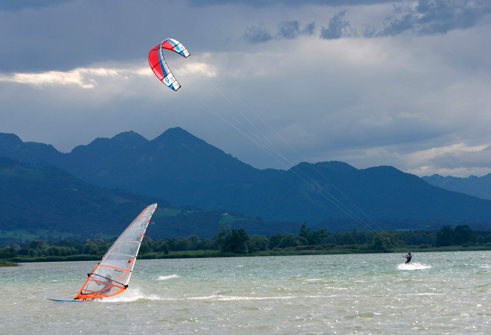DEST_GERMANY_BAVARIA_CHIEMSEE-LAKE_THEME_PEOPLE_KITEBOARD--GettyImages-81620673