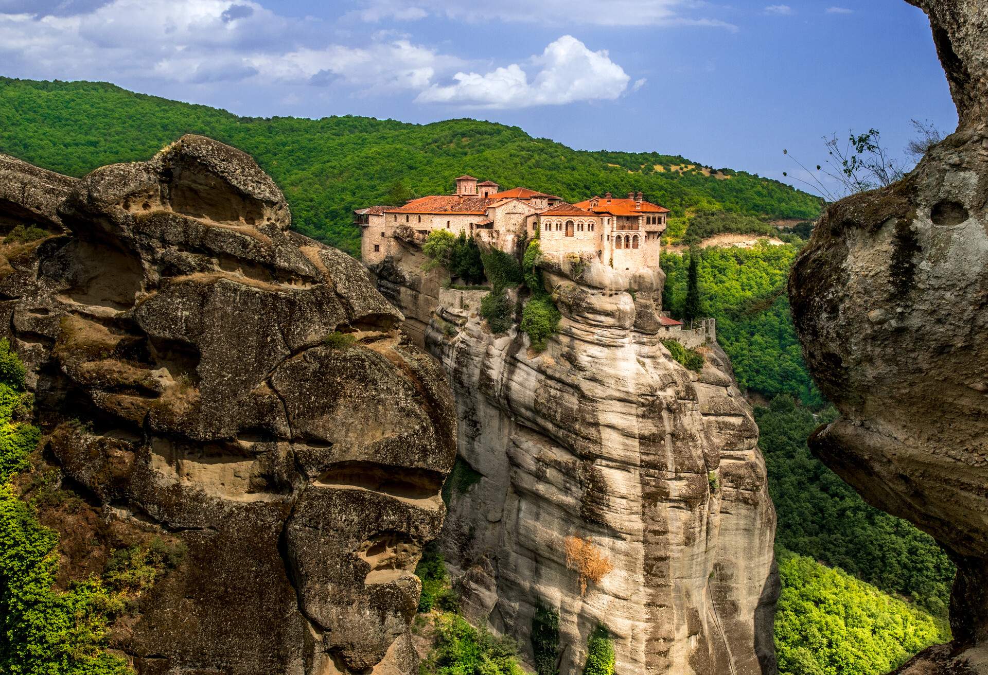 DEST_GREECE_THESSALY_KALABAKA_THE METEORA MONASTERY_GettyImages-987901972