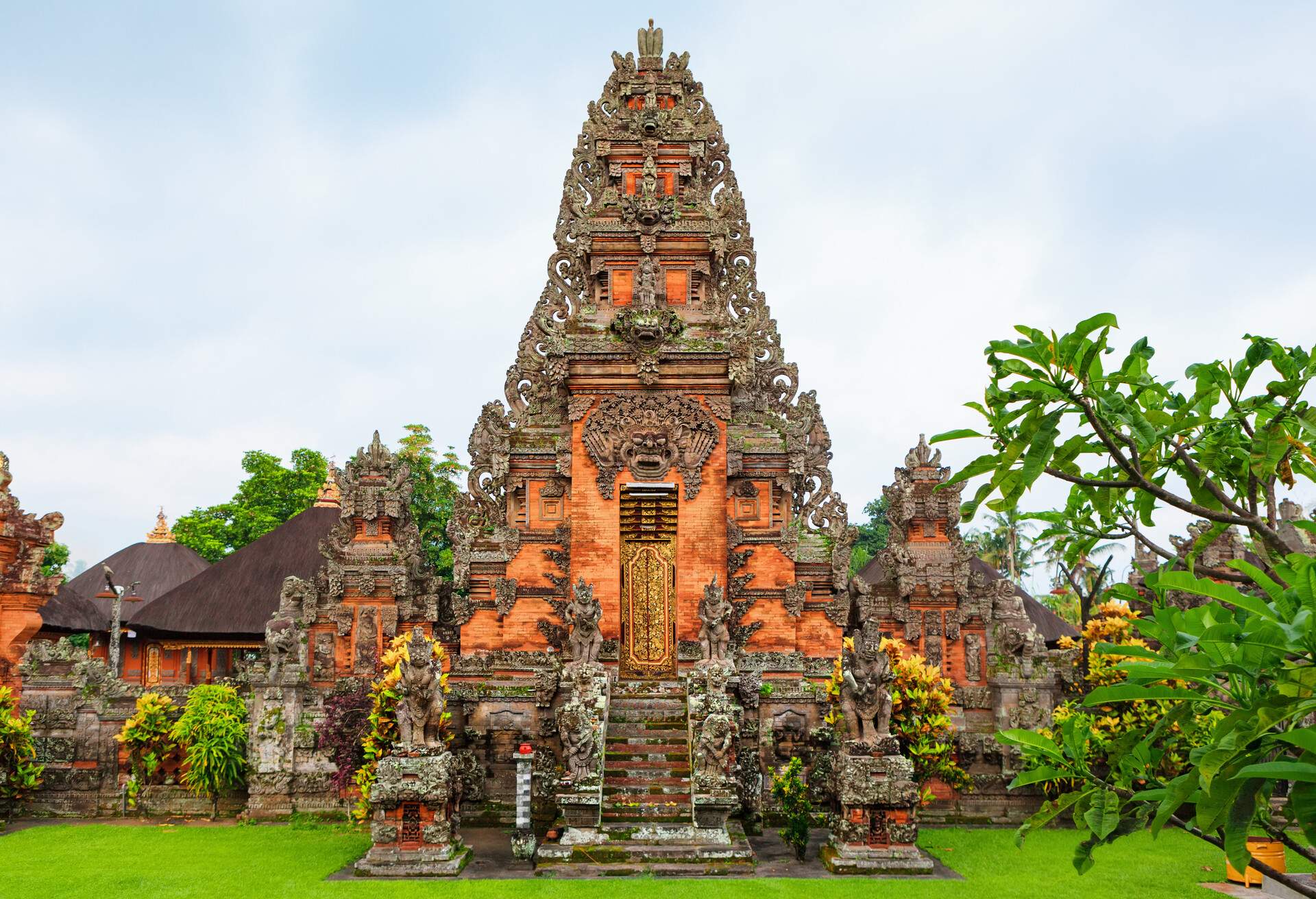 DEST_INDONESIA_BALI_HINDU-TEMPLE_GettyImages-1212212780.jpg