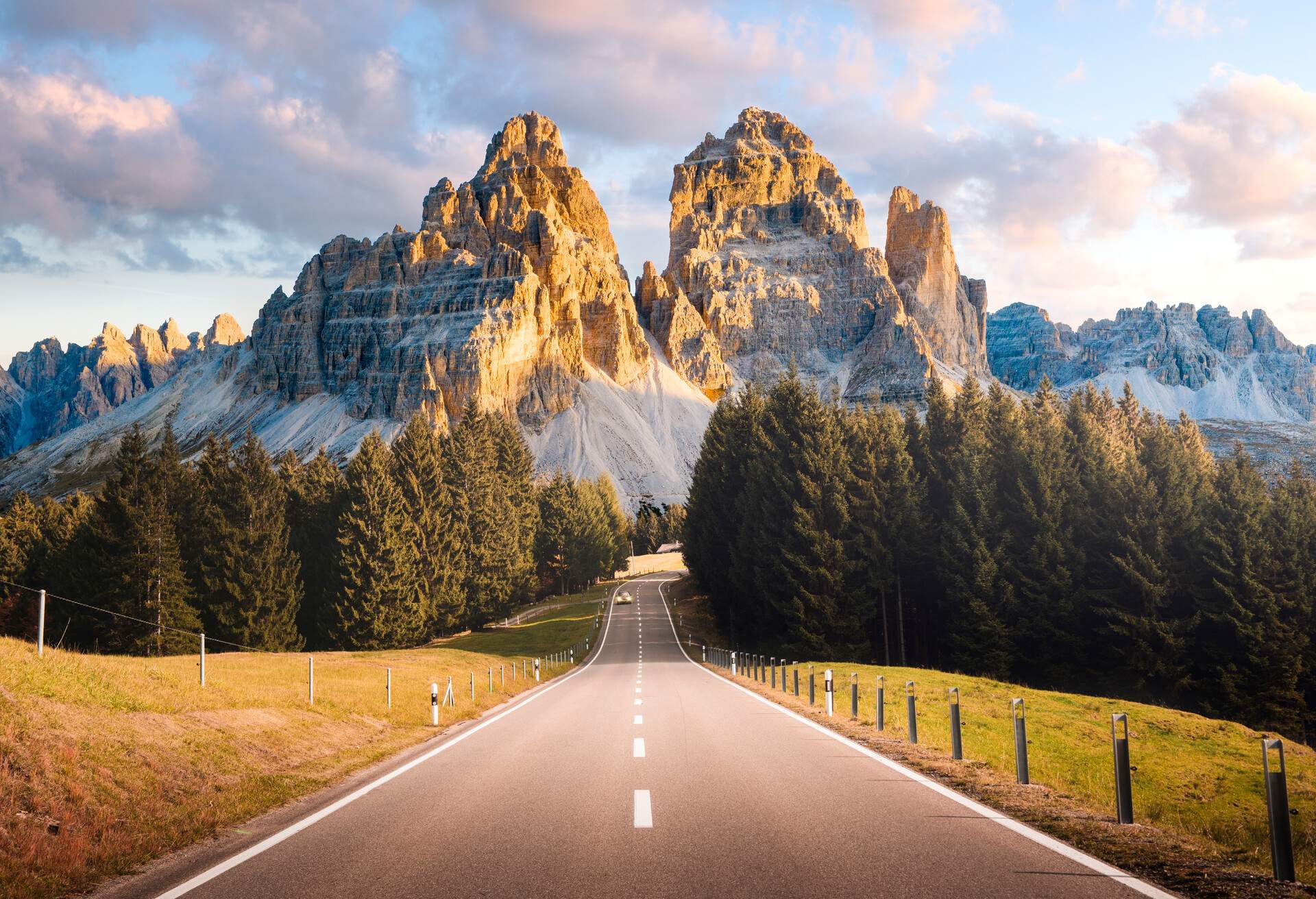 DEST_ITALY_DOLOMITES_LAVAREDO_THEME_CAR_GettyImages-1247807601