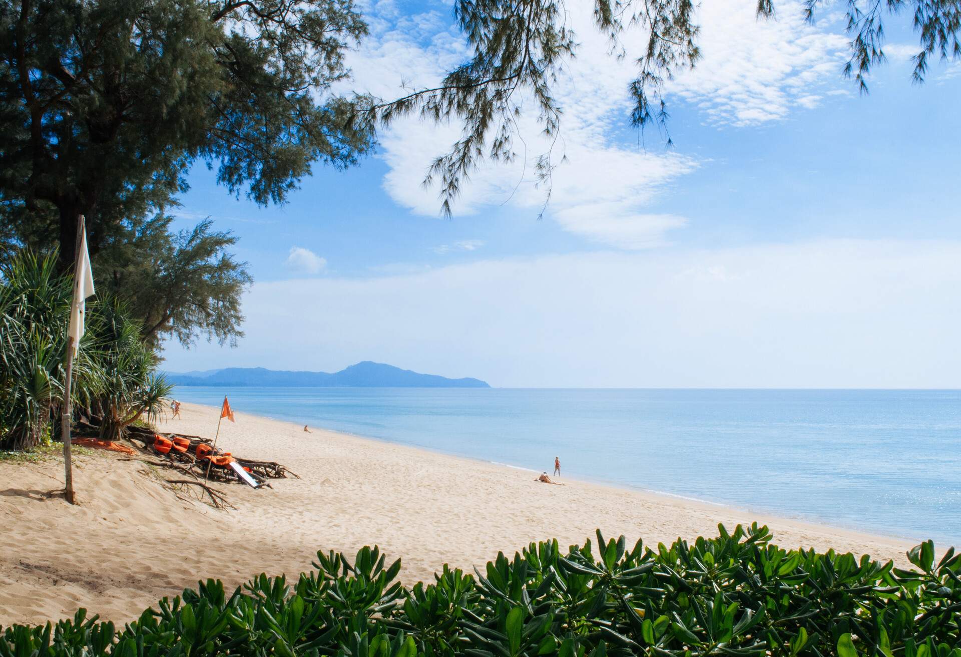 DEST_THAILAND_PHUKET_MAI-KAO-BEACH_GettyImages-1242773744