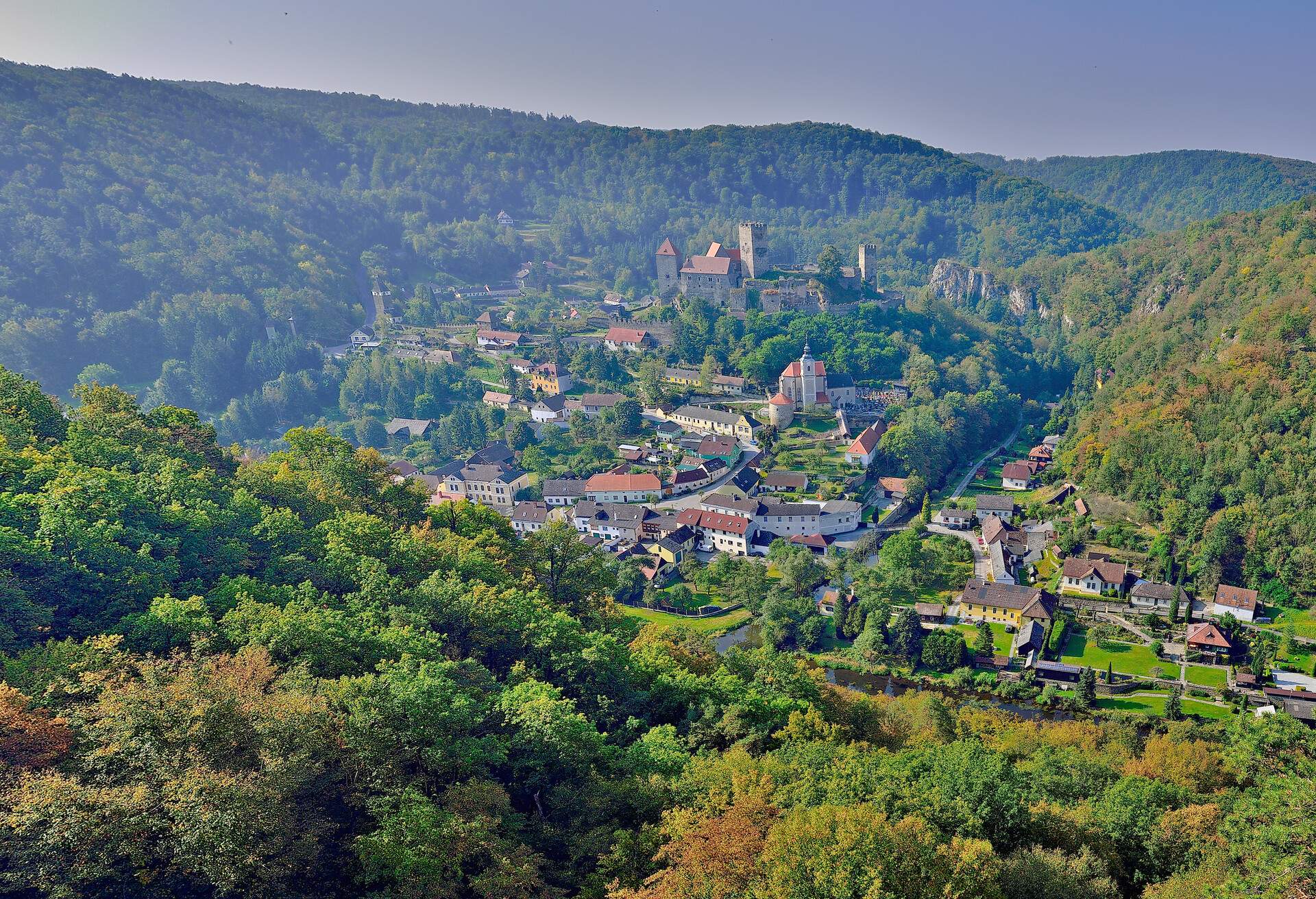 The National Park Thayatal guarantees, together with the Czech Národni park Podyjí the conservation of one of the most beautiful, romantic and biodiversity rich valley landscapes. There are not many places where such a diversity of flora and fauna can be found in a close space as here at the Thaya. Nature has the absolute priority. Retz and Hardegg in Austria and Znaim (Znoijmo) in the Czech Republic are located at the borders of the park.