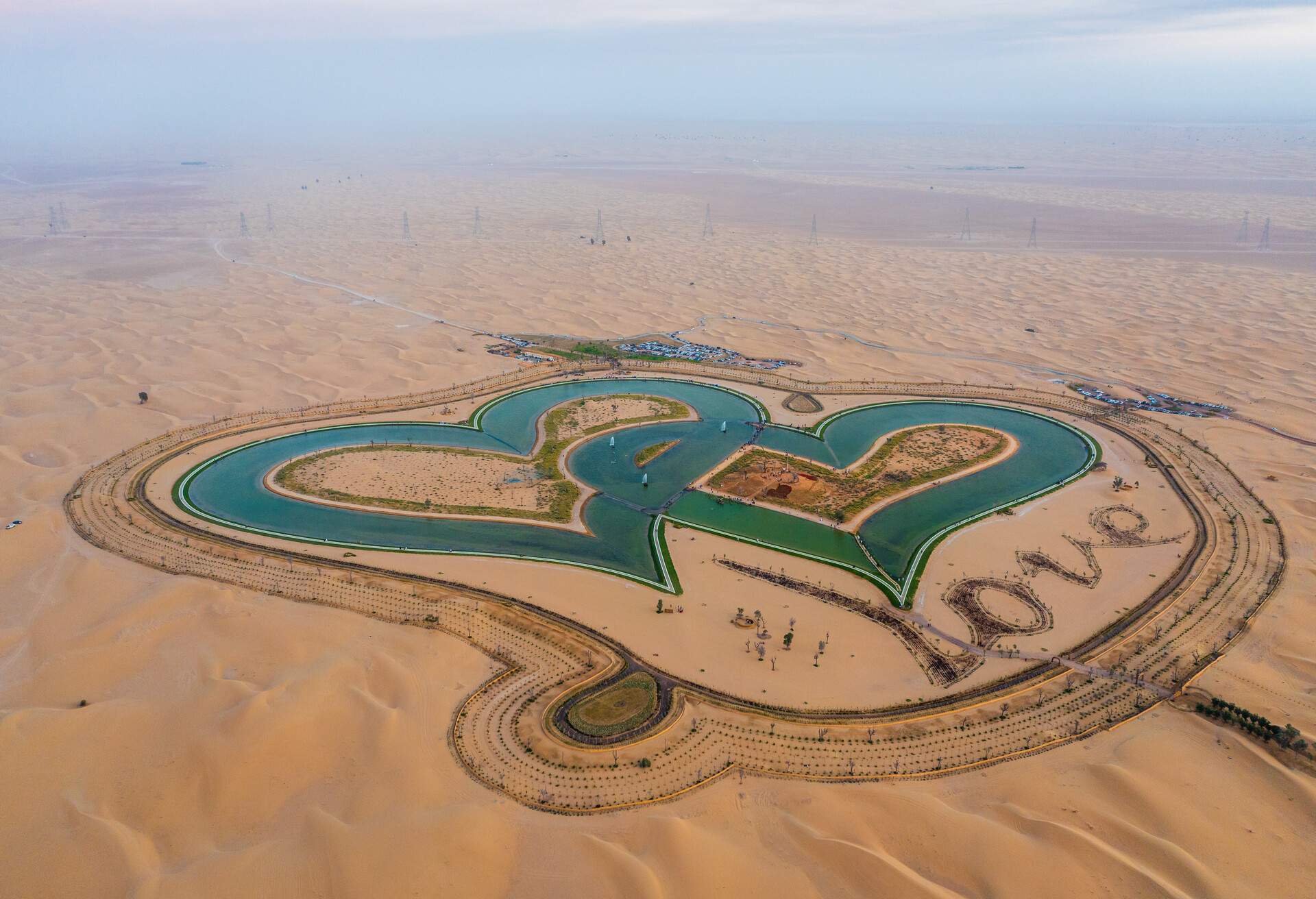 DEST_UAE_DUBAI_LOVE_LAKE_GettyImages