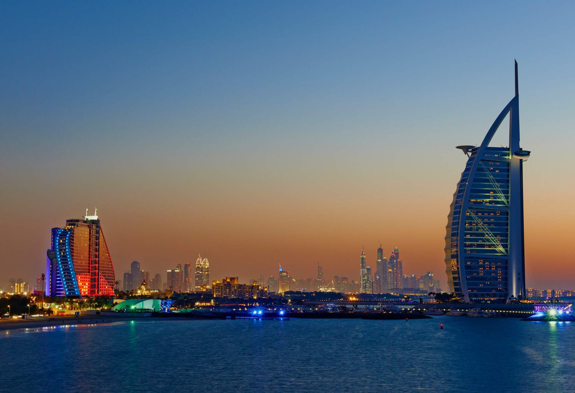 Emirats Arabes Unis, Dubai, Jumeirah beach hotel et hotel Burj Al Arab // United Arab Emirates, Dubai, Jumeira beach hotel and Burj Al Arab hotel