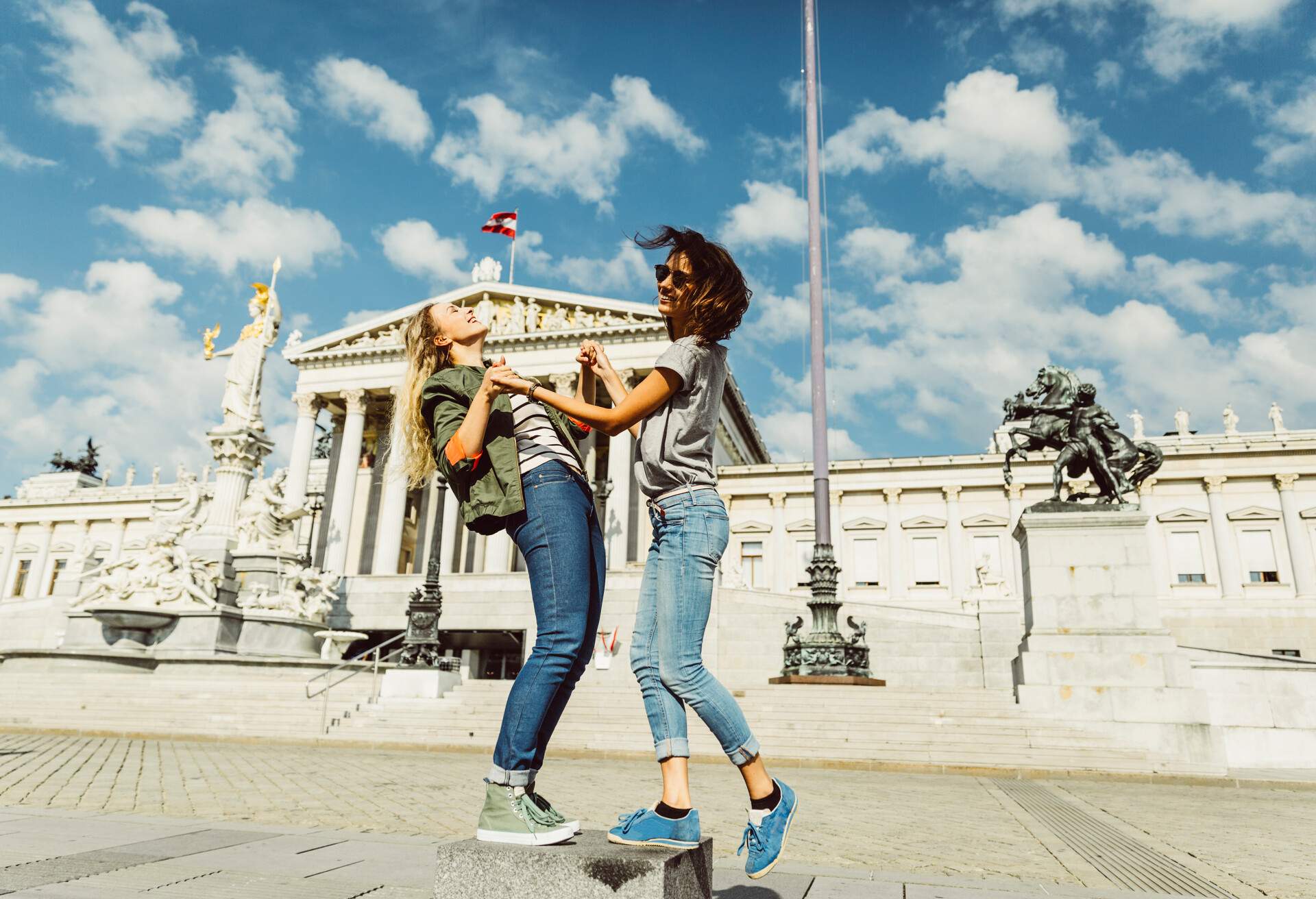 DEST_AUSTRIA_VIENNA_THEME_FRIENDSHIP_GettyImages-642109549