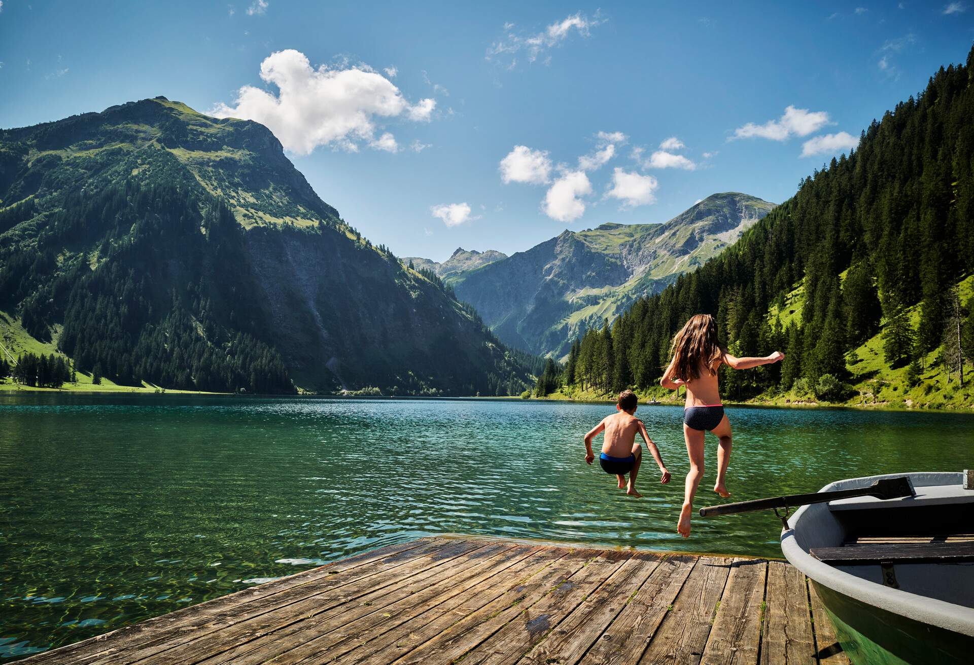 DEST_AUSTRIA_Vilsalpsee_Lake_GettyImages-1382270361