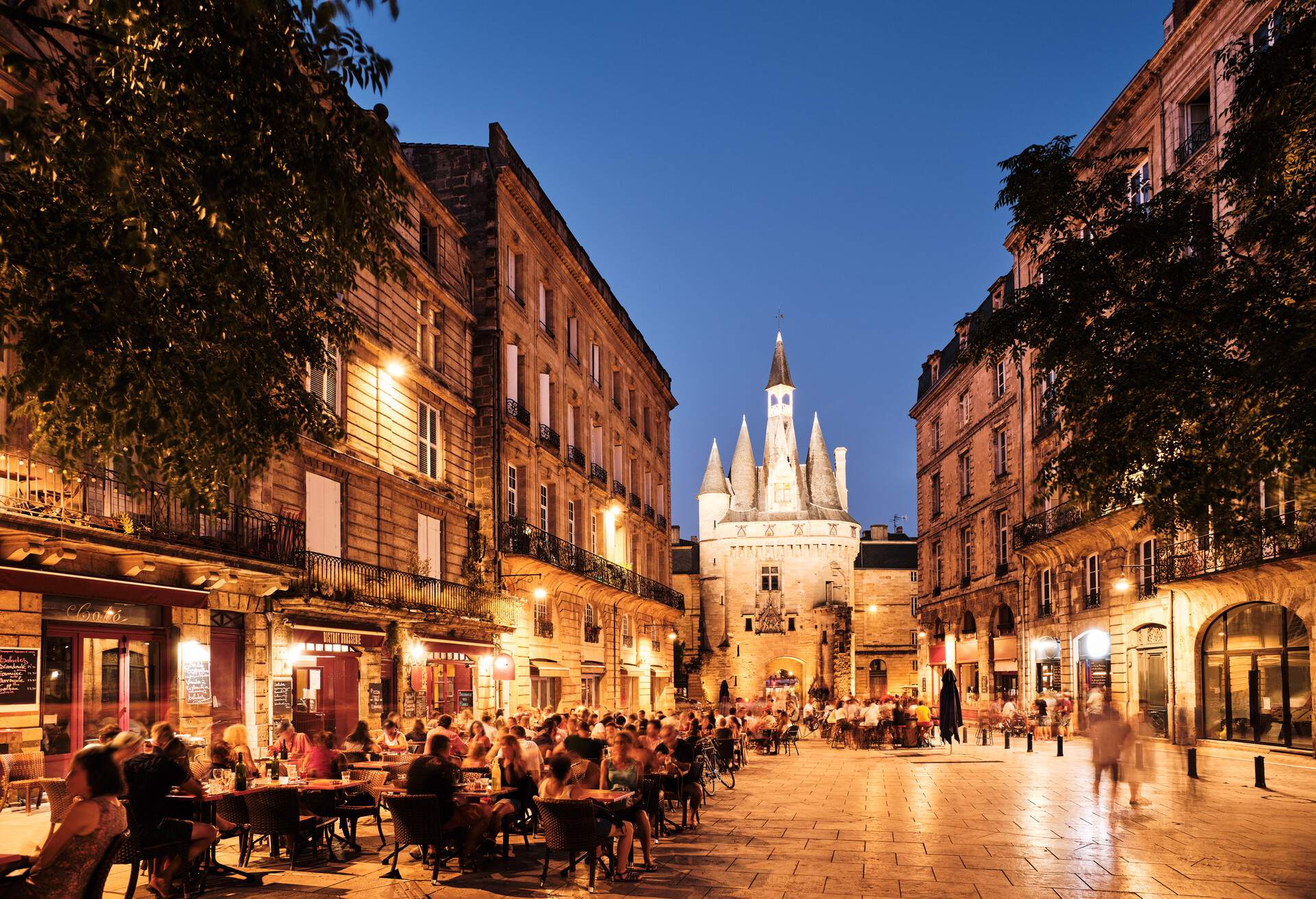 France, Bordeaux, Aquitaine, Gironde, Place du Paiais, nightlife in the city