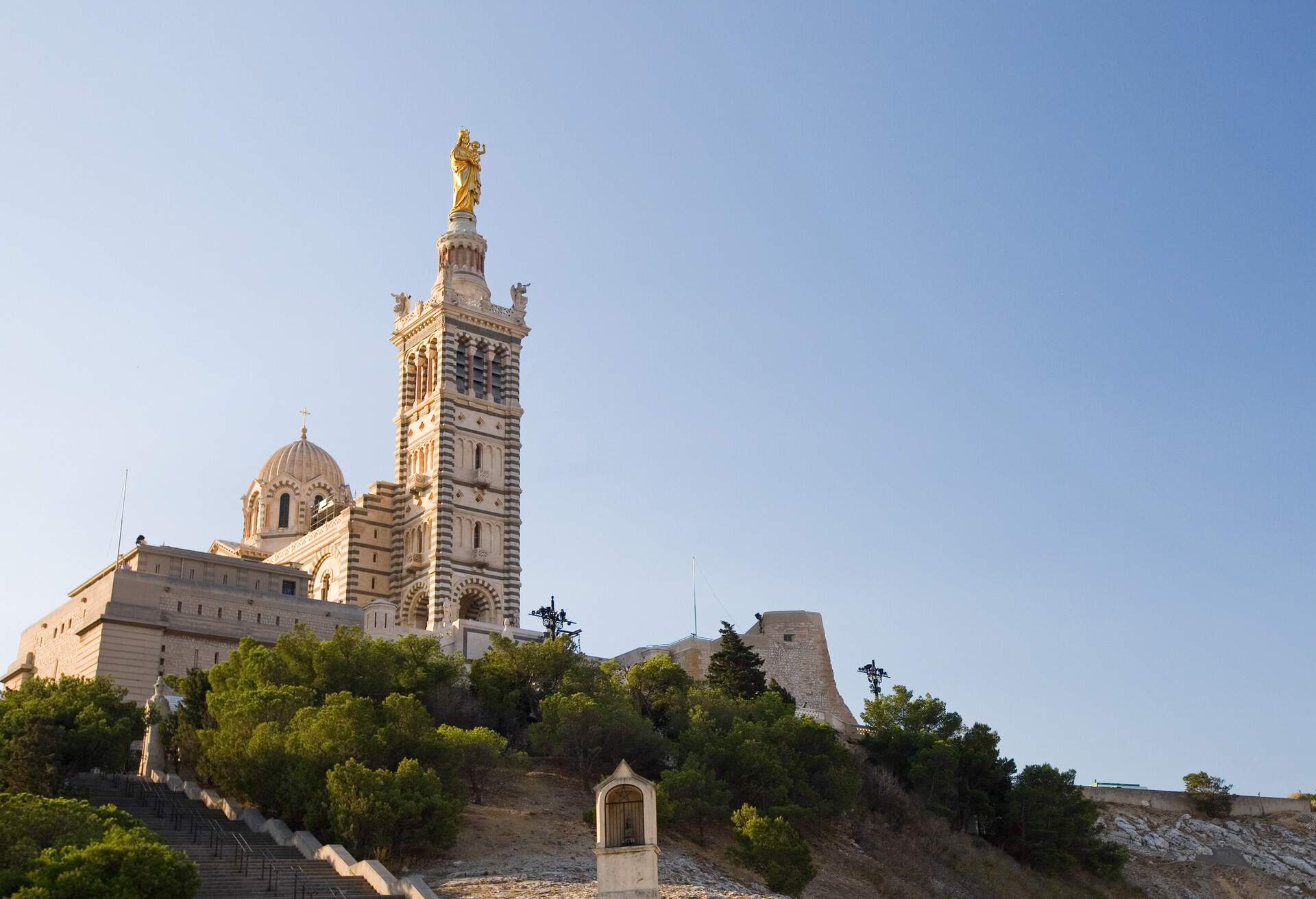 DEST_FRANCE_MARSEILLE_Notre-Dame-de-la-Garde-basilica_GettyImages-172356289