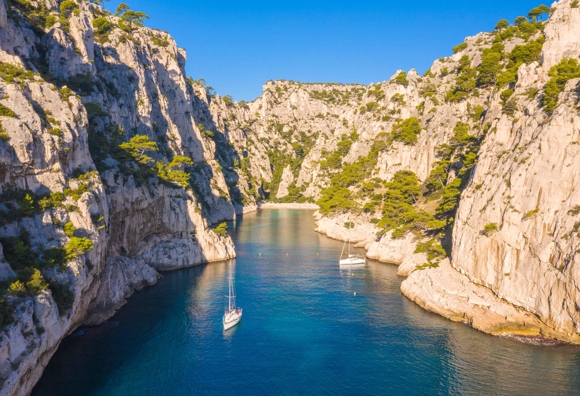 DEST_FRANCE_MARSEILLE_PARC-NATIONAL-DES-CALANQUES_GettyImages-1135986400