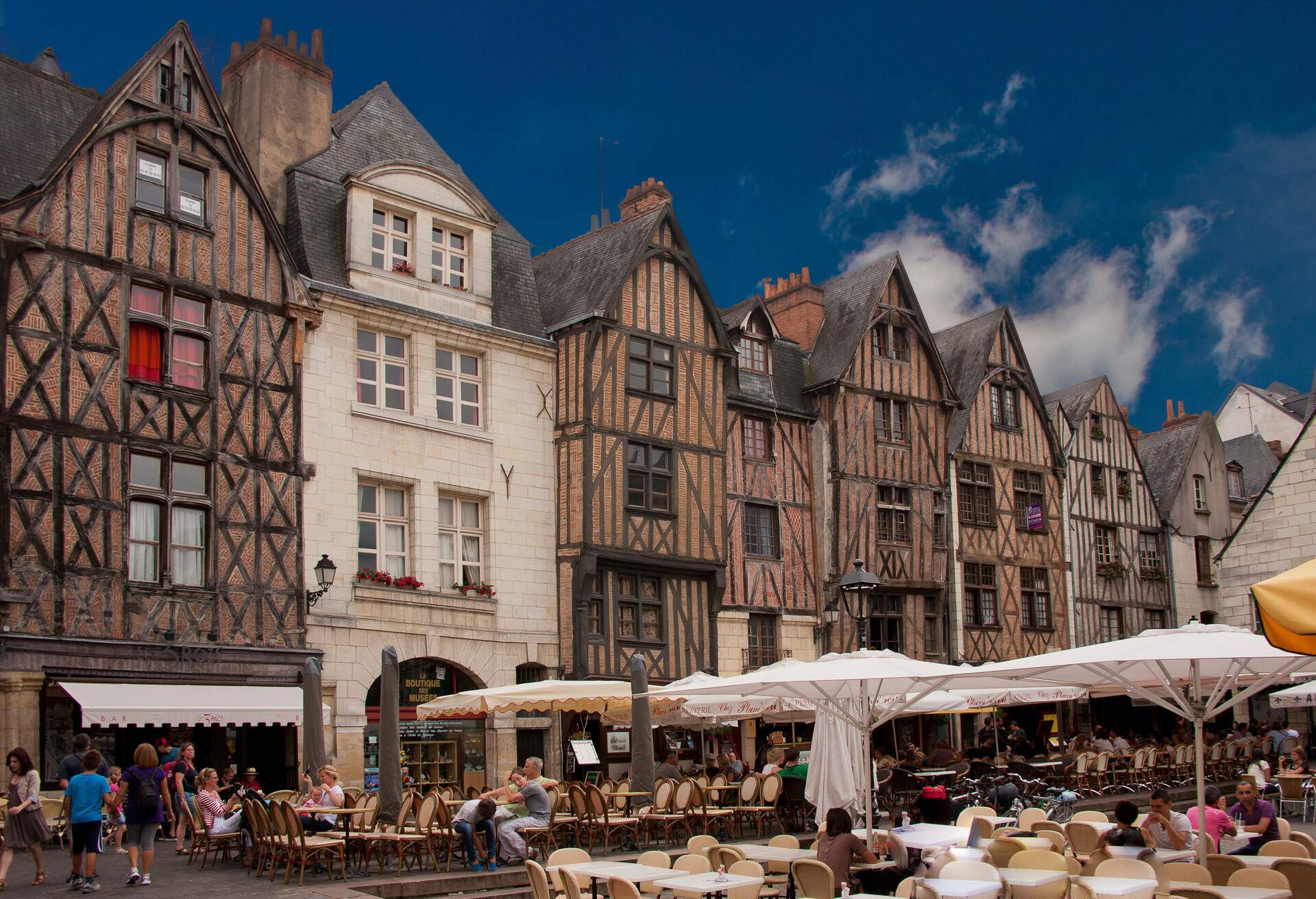 the medieval square: place plumereau in the vieux tours