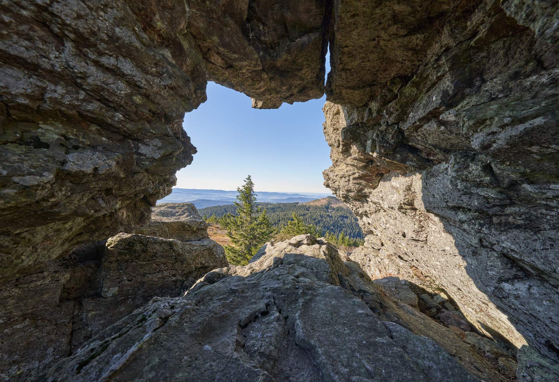 Felsen Durchblick am Großen Arber im Querformat, Berg, Bodenmais, Nationalpark Bayerischer Wald, Niederbayern, Bayern, Deutschland