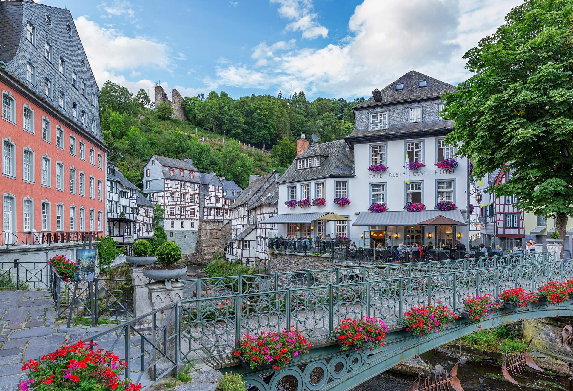 DEST_GERMANY_MONSCHAU_FRAME HOUSES WITH RIVER RUR_GettyImages-1021755094