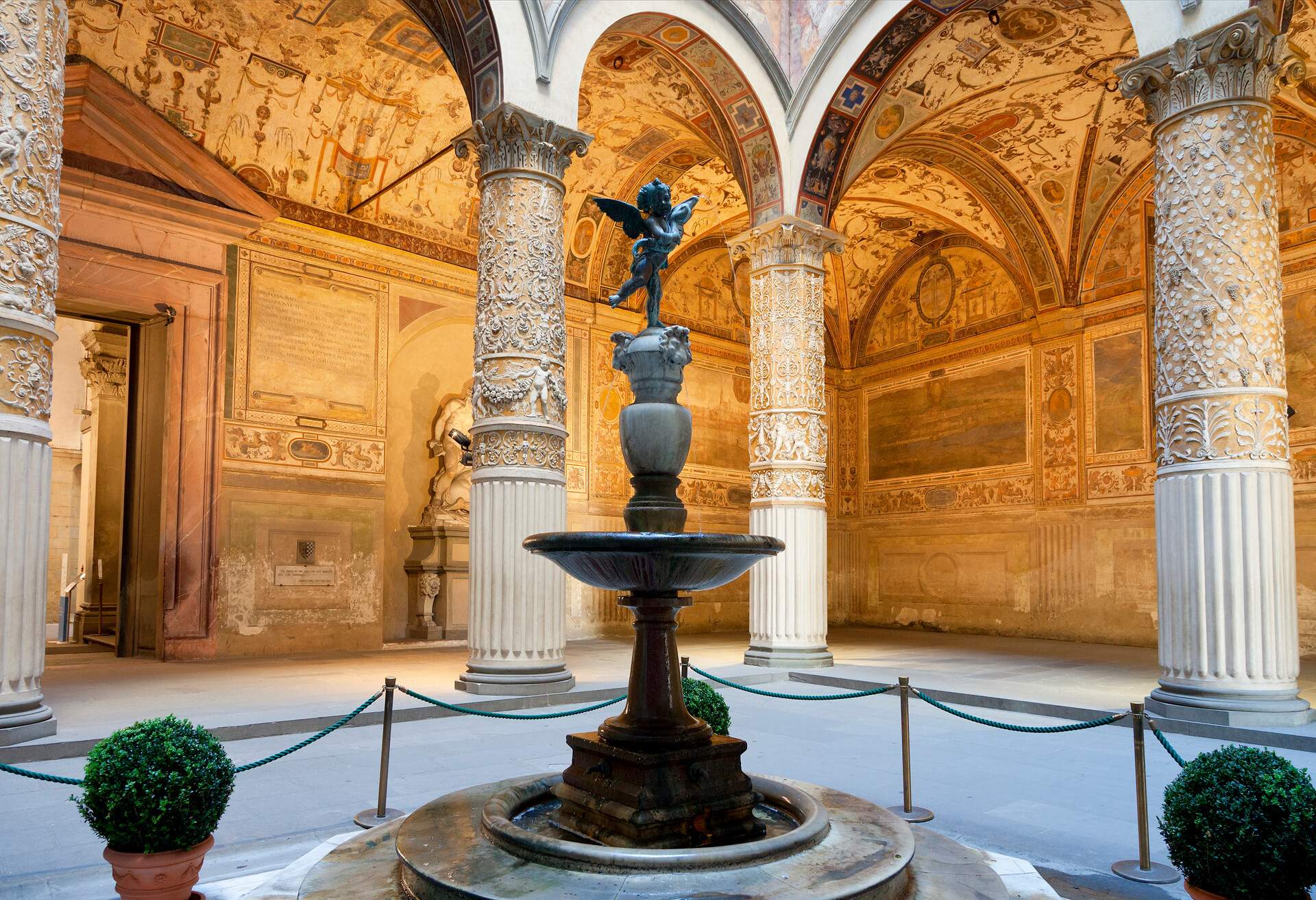 DEST_ITALY_FLORENCE_PALAZZO-VECCHIO_GettyImages-521438248