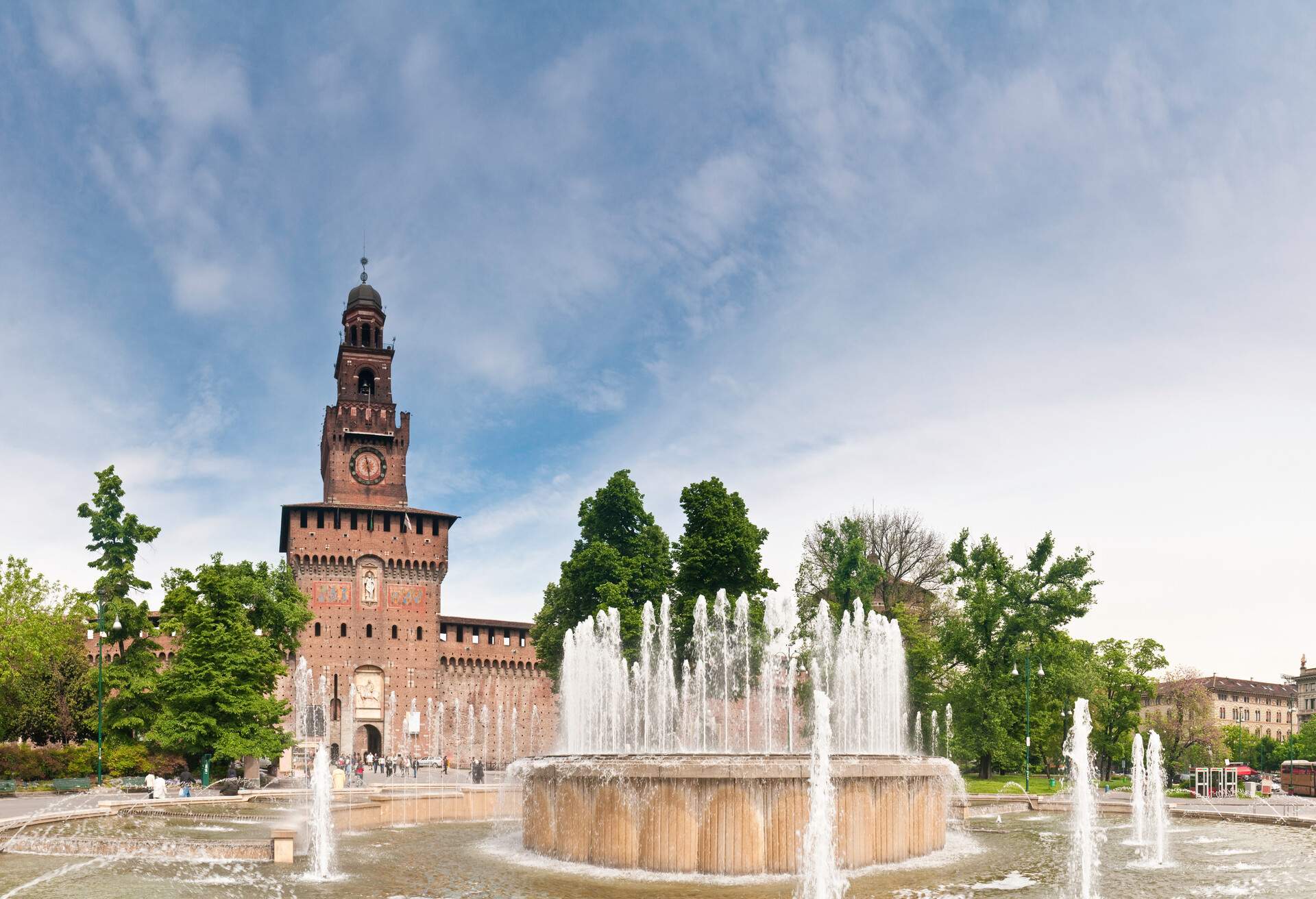 DEST_ITALY_MILAN_CASTELLO-SFORZESCO-GettyImages-173880834