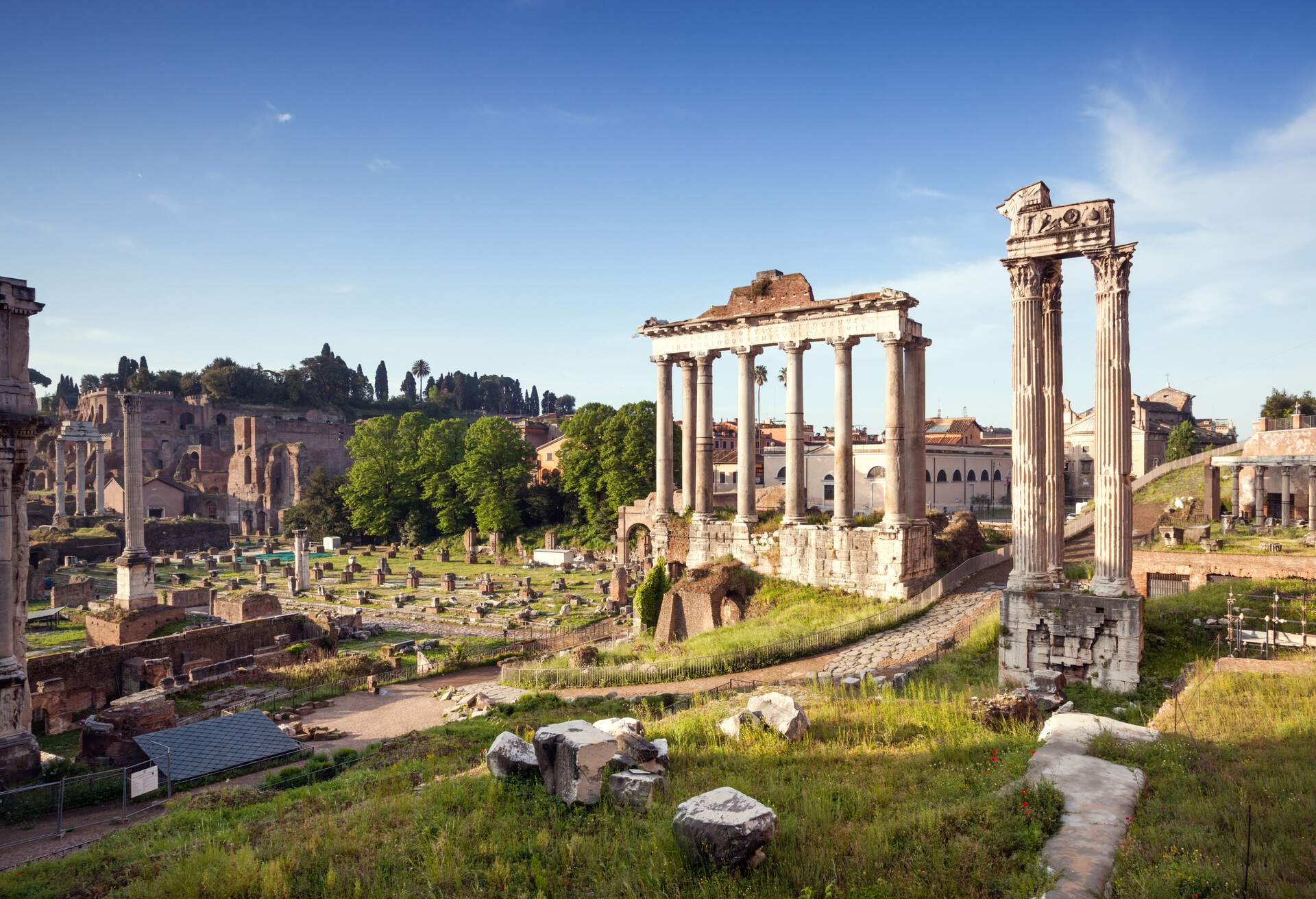 DEST_ITALY_ROME_SATURN-TEMPLE_ROMAN-FORUM_GettyImages-568886041