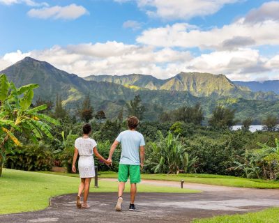 USA_HAWAII_COUPLE_HOLDING_HANDS
