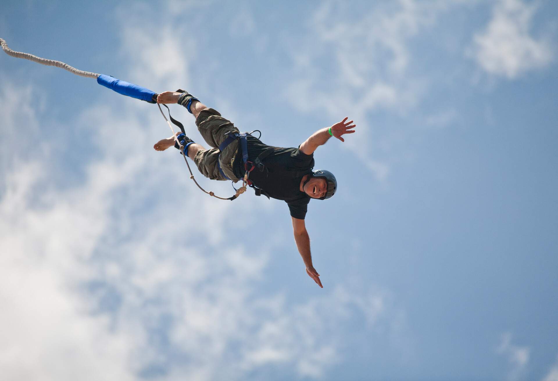 THEME_BUNGEE-JUMPING_GettyImages-121607008
