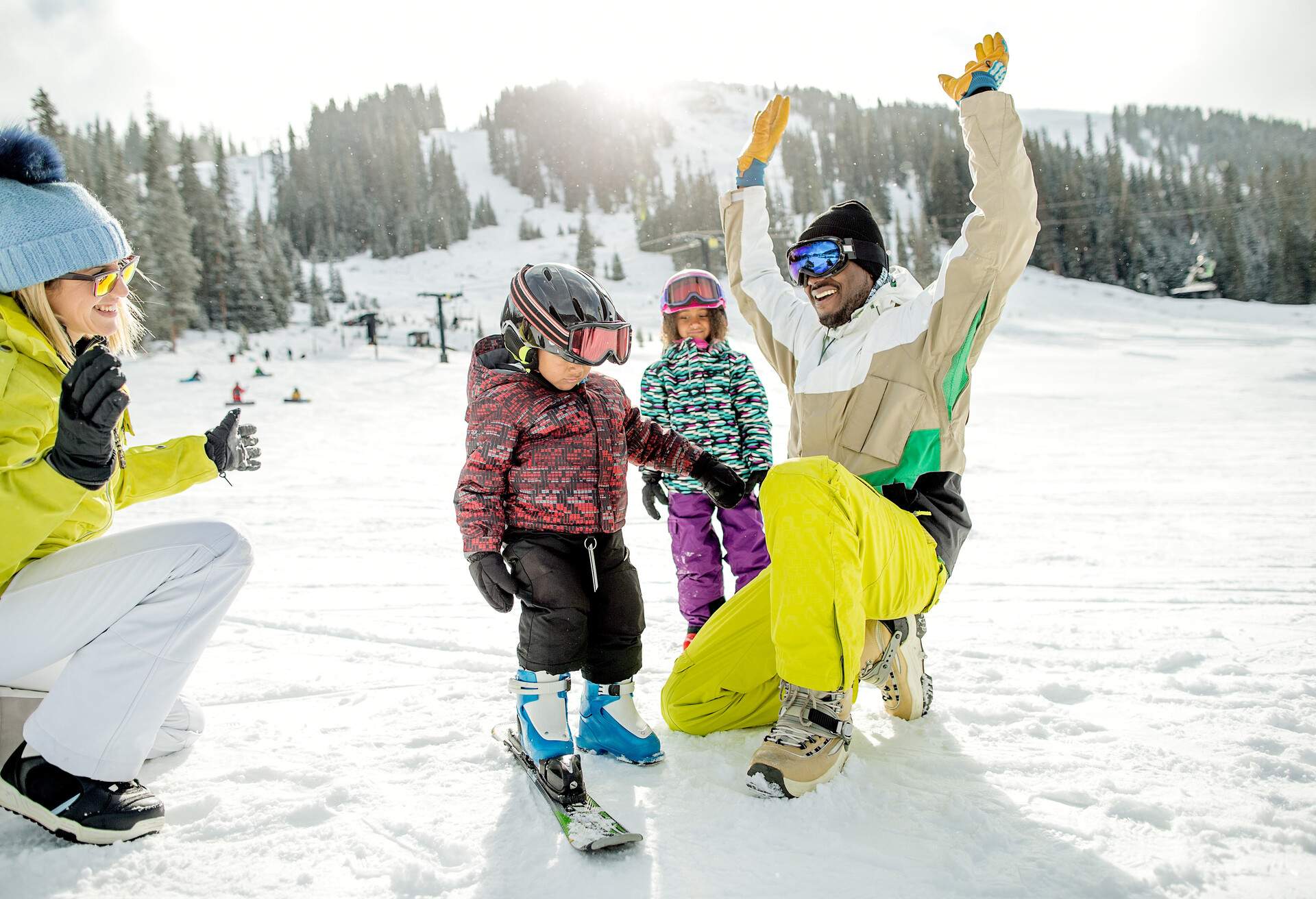 THEME_FAMILY_SKI_GettyImages-1041367952