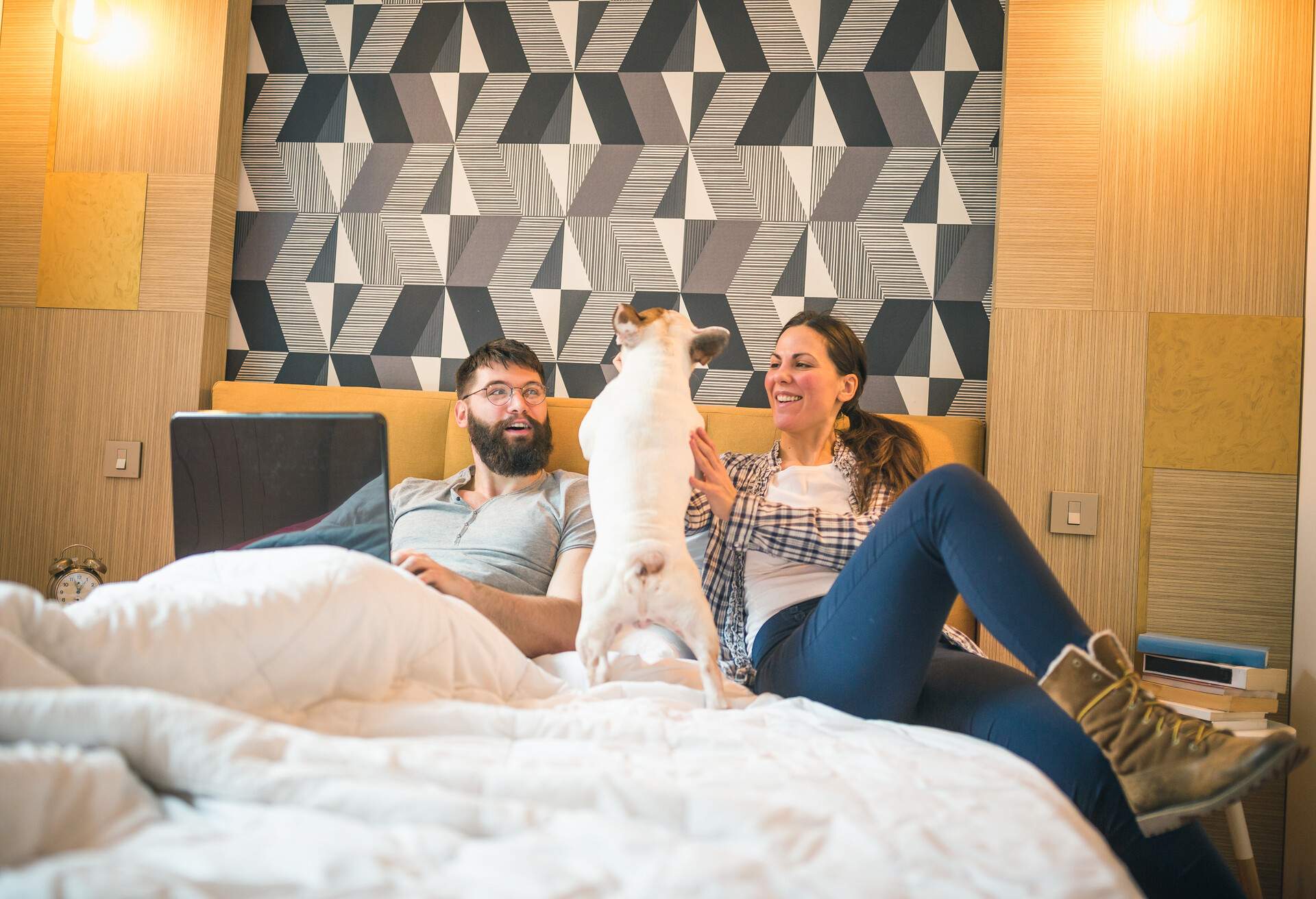 THEME_PETS_DOG_TRAVEL_HOTEL_PEOPLE_COUPLE_DEVICE_GettyImages-1028075014