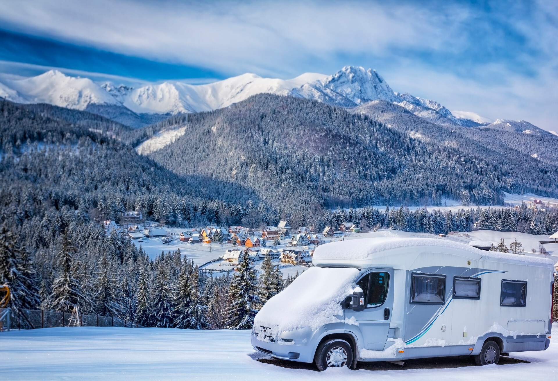 THEME_RV_CAMPERVAN_ROADTRIP_WINTER_CAMPING_GettyImages-639791942