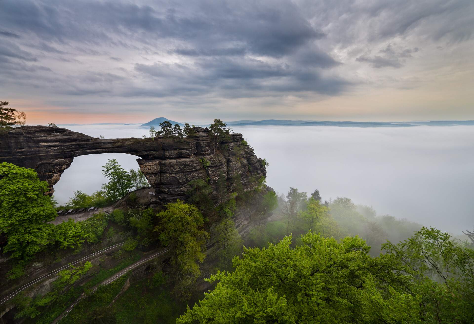 Das Prebischtor, in der Böhmischen Schweiz, ist die größte natürliche Sandstein-Felsbrücke Europas.Prebischtor Nebel fog Morgennebel Wolken clouds Himmel sky Landschaft landscape Felsen Steine 