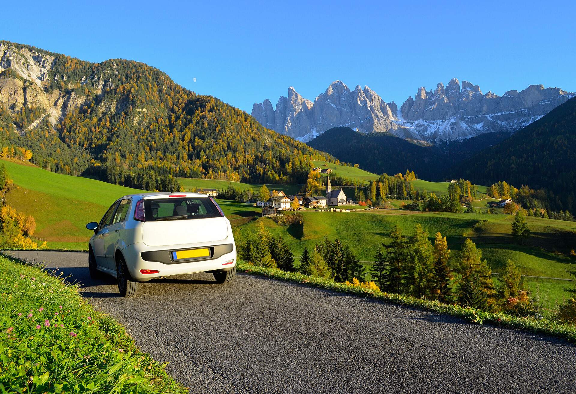 DEST_ITALY_SOUTH-TYROL_DOLOMITES_THEME_CAR_DRIVING_ROADTRIP-GettyImages-515583545