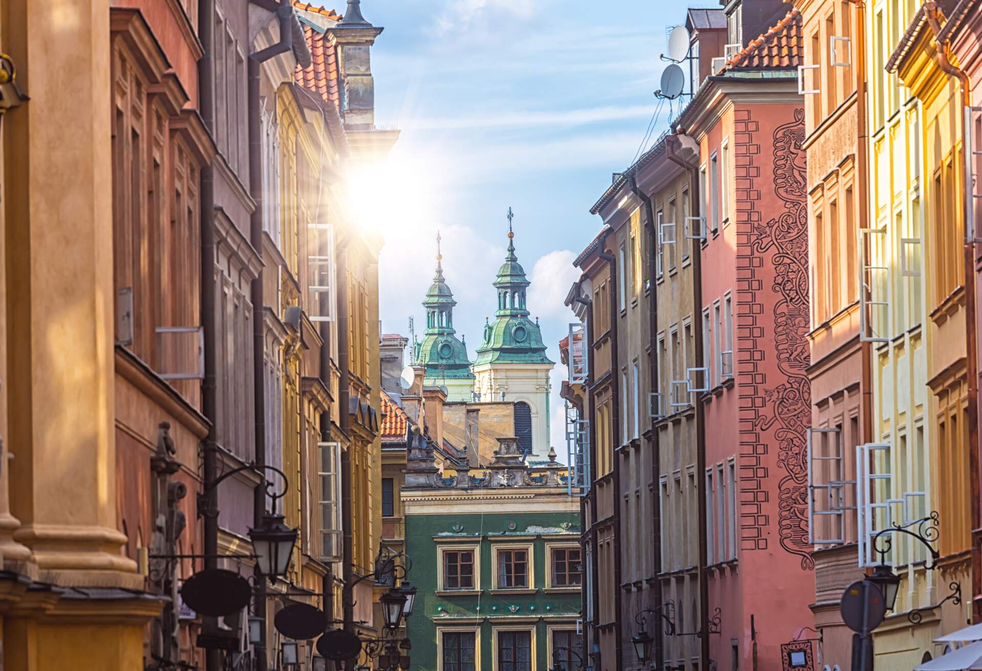DEST_POLAND_WARSAW_OLD-TOWN_GettyImages-937364156